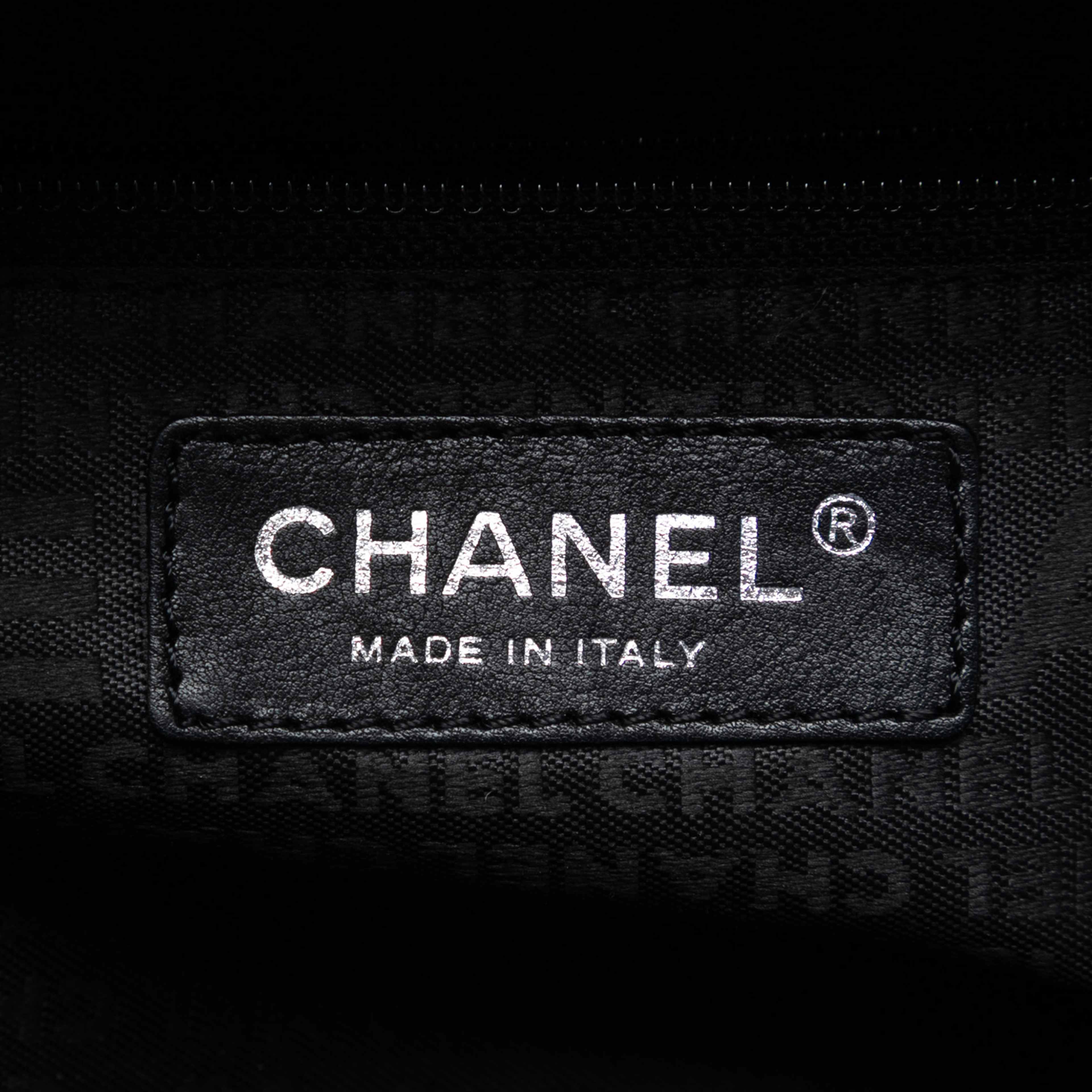 Chanel Small Distressed Lambskin Lady Braid Tote, från Luxclusif, i färgen black. Klicka för att öppna bilden i stort format