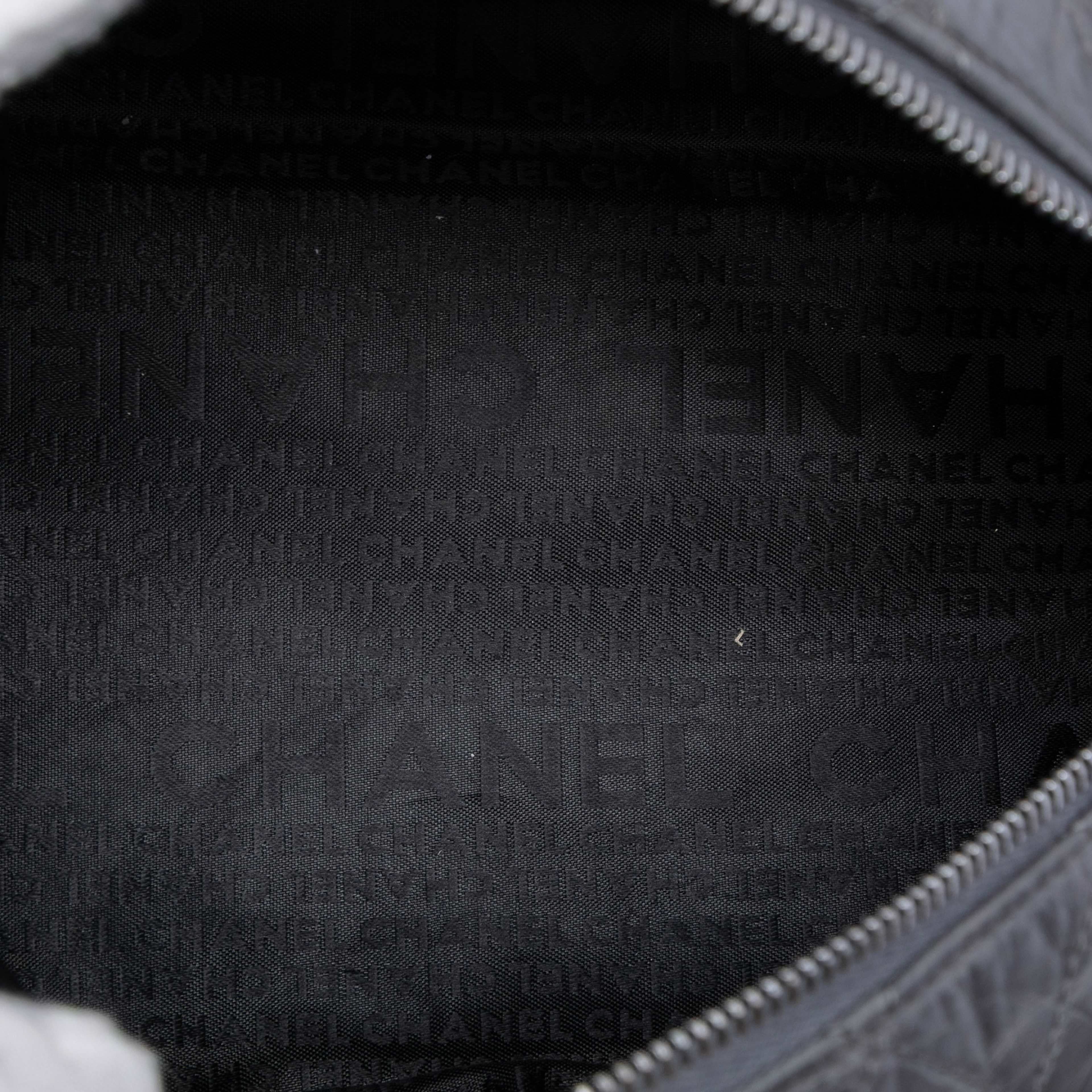 Chanel Small Distressed Lambskin Lady Braid Tote, från Luxclusif, i färgen black. Klicka för att öppna bilden i stort format