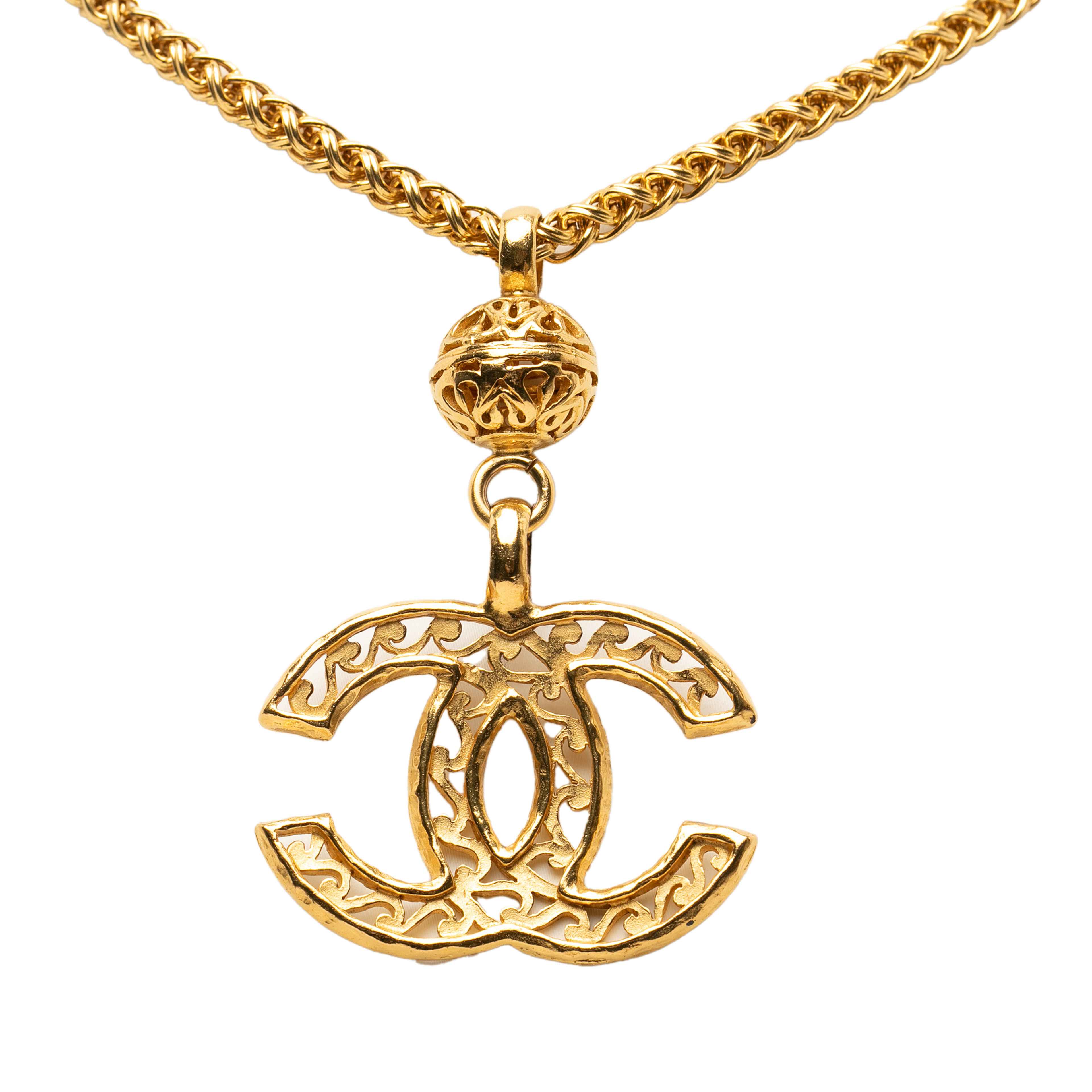 Chanel Gold Plated Cc Filigree Pendant Necklace, från Luxclusif, i färgen gold. Klicka för att öppna bilden i stort format