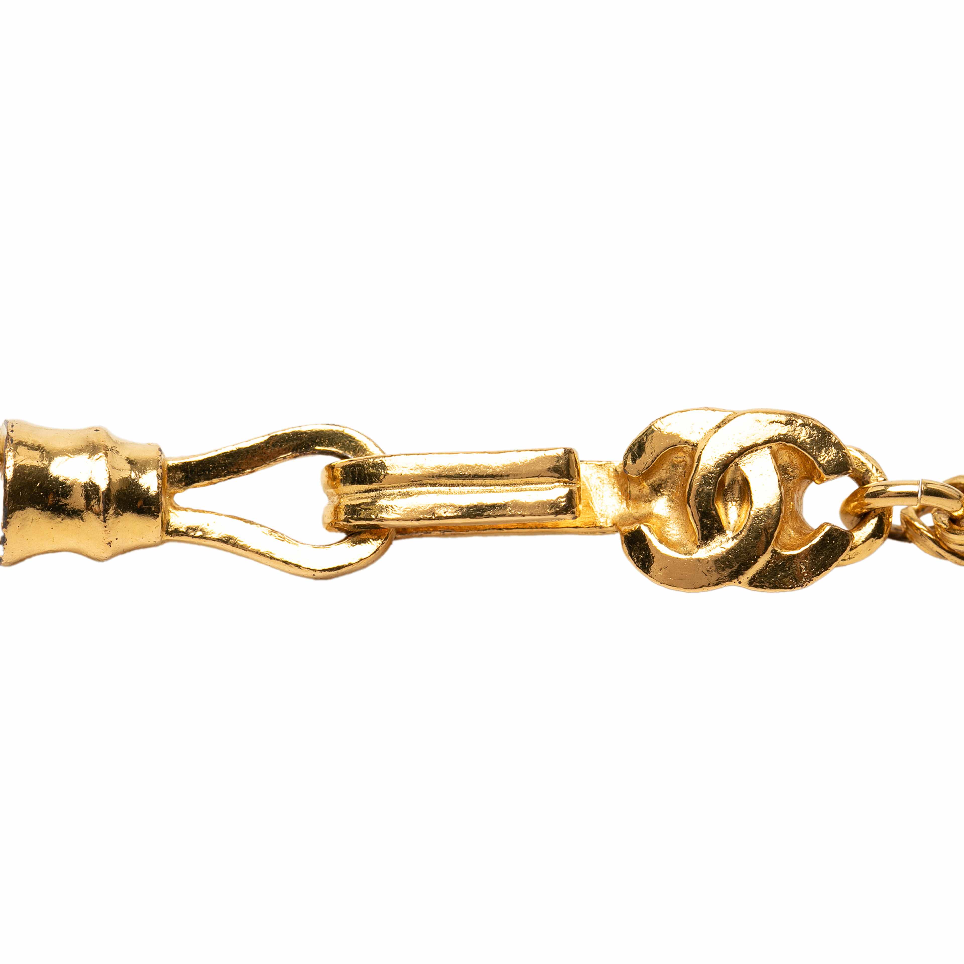 Chanel Gold Plated Cc Filigree Pendant Necklace, från Luxclusif, i färgen gold. Klicka för att öppna bilden i stort format