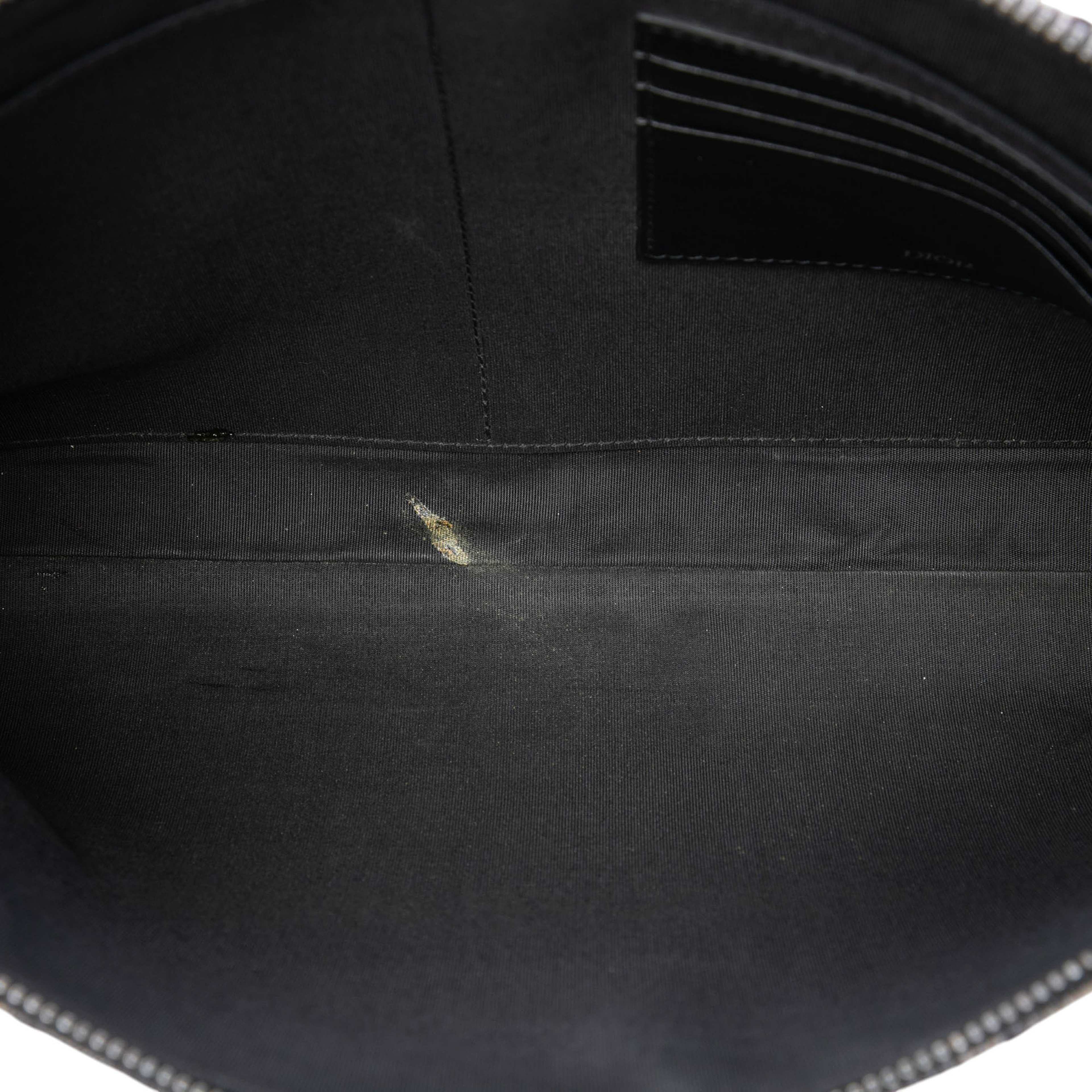 Dior Oblique Canvas A4 Zipped Pouch, från Luxclusif, i färgen svart. Klicka för att öppna bilden i stort format