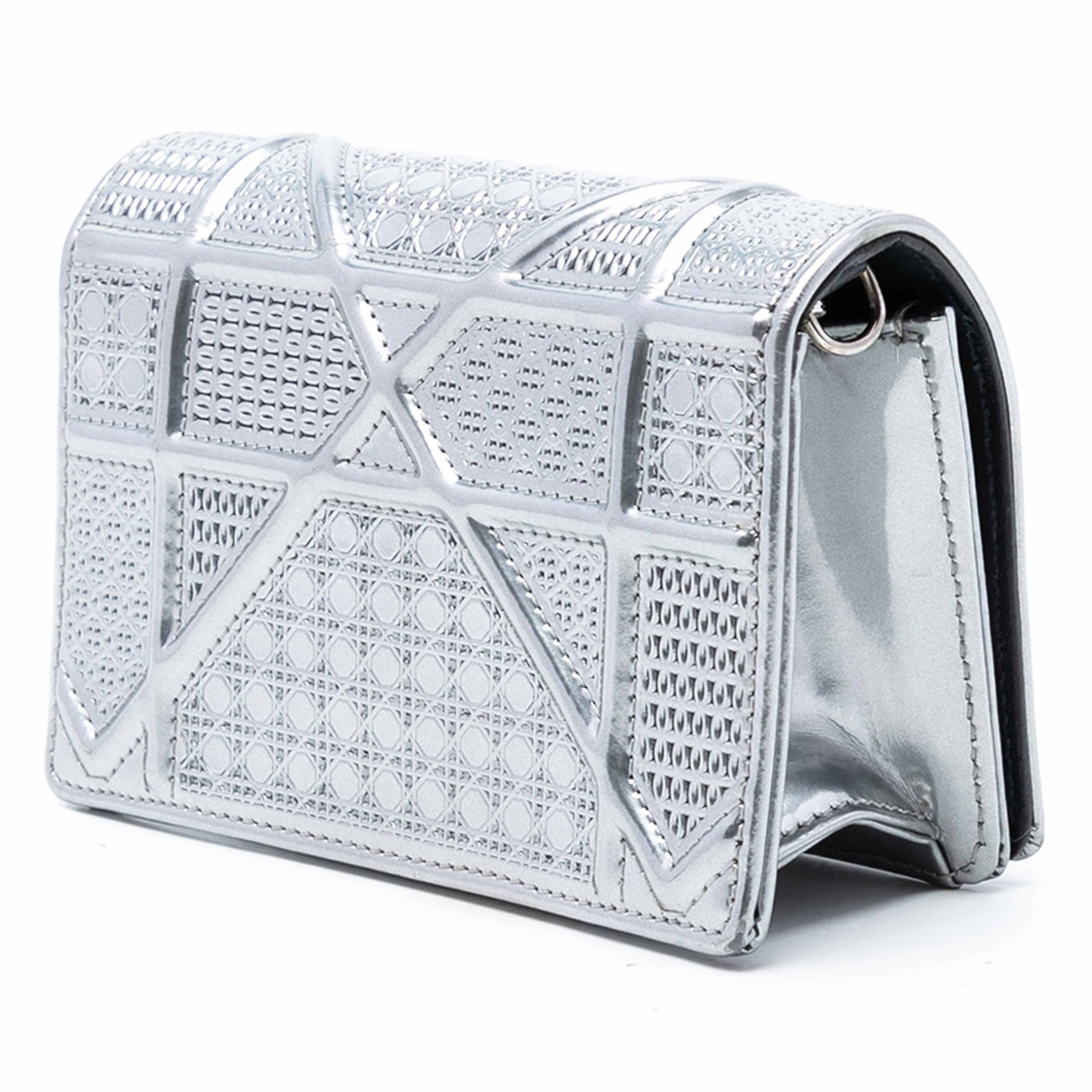 Dior Baby Metallic Patent Microcannage Diorama Flap, från Luxclusif, i färgen silver. Klicka för att öppna bilden i stort format