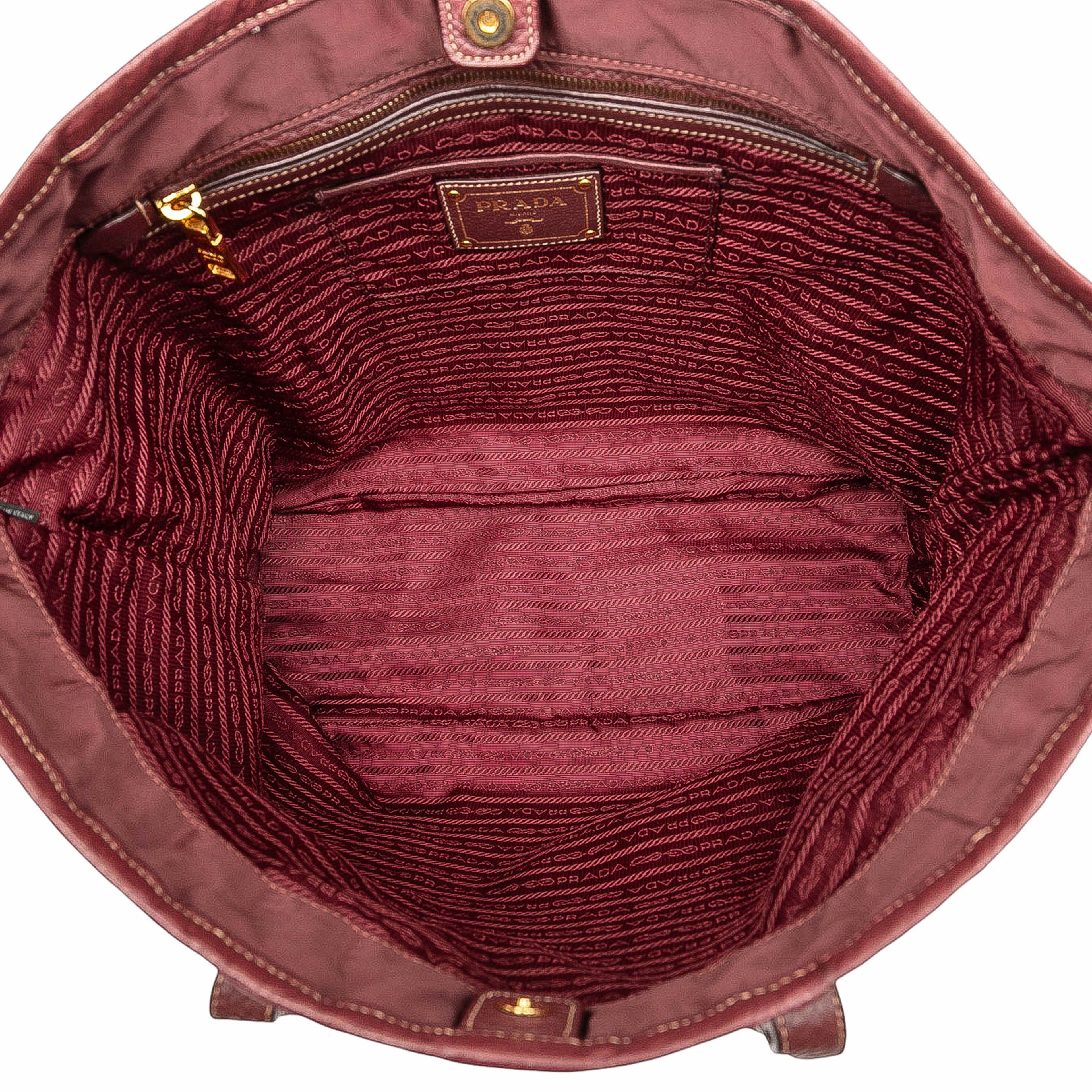 Prada Tessuto Canapa Logo Tote, från Luxclusif, i färgen burgundy. Klicka för att öppna bilden i stort format