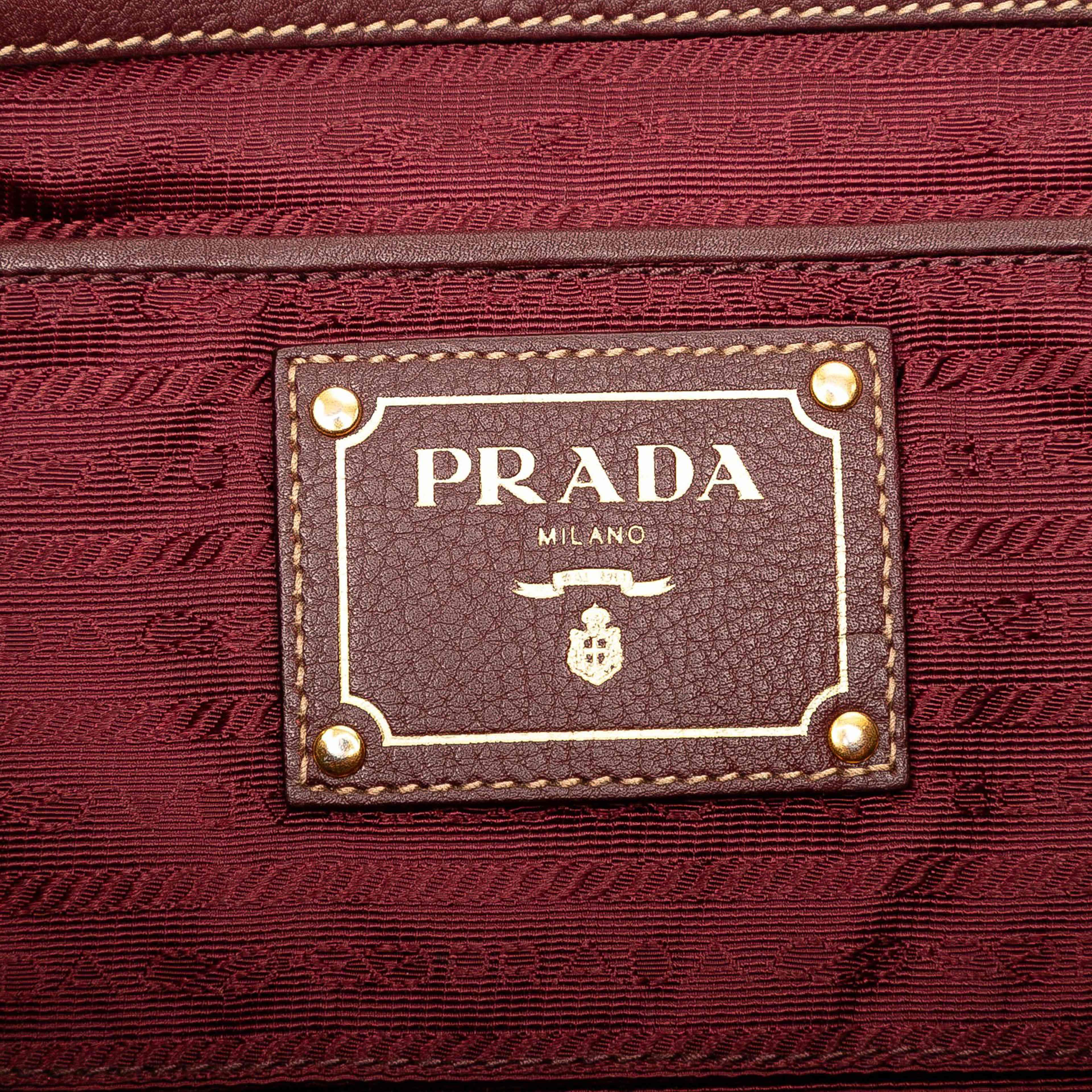 Prada Tessuto Canapa Logo Tote, från Luxclusif, i färgen burgundy. Klicka för att öppna bilden i stort format