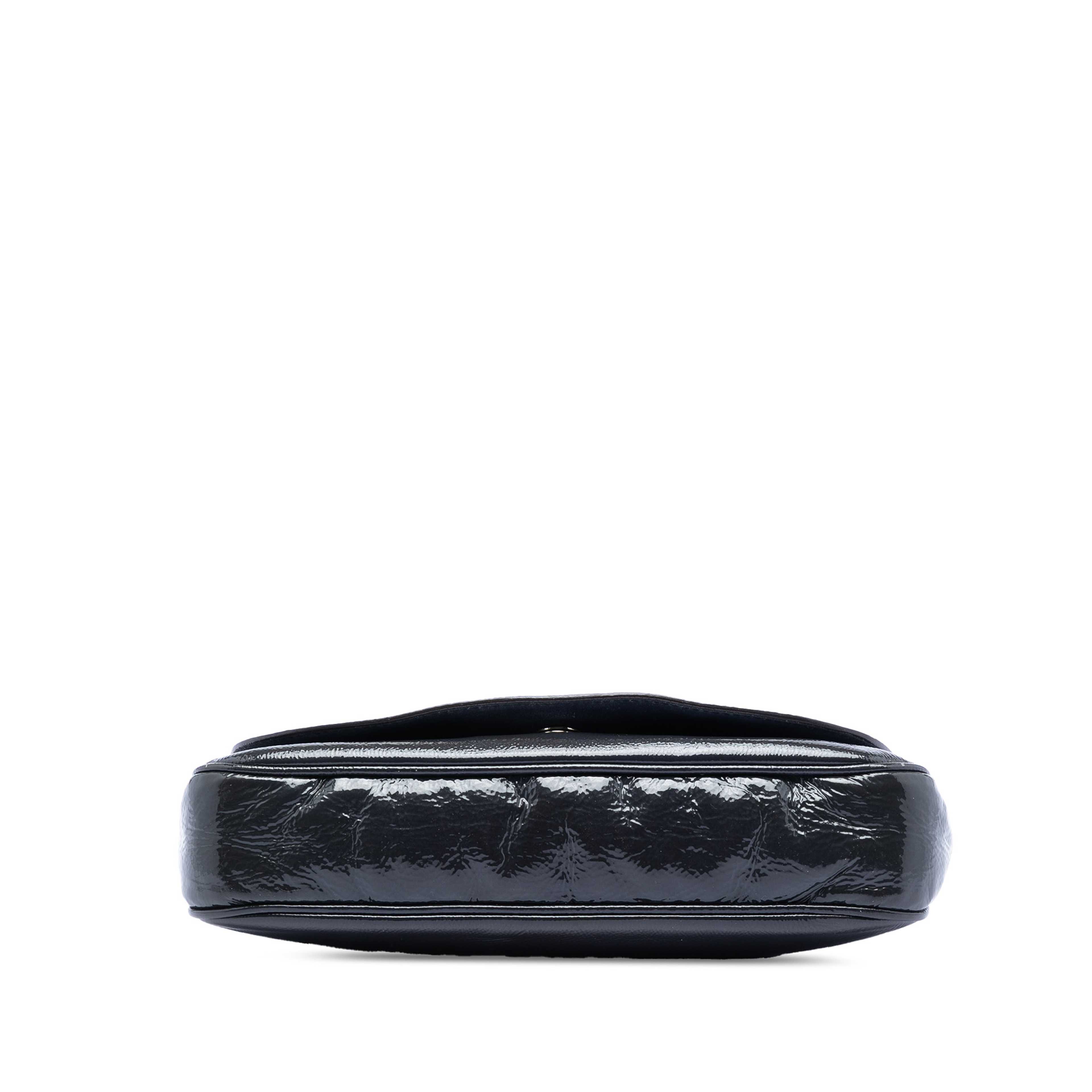 Gucci Medium Patent Soho Chain Flap Crossbody, från Luxclusif, i färgen navy. Klicka för att öppna bilden i stort format