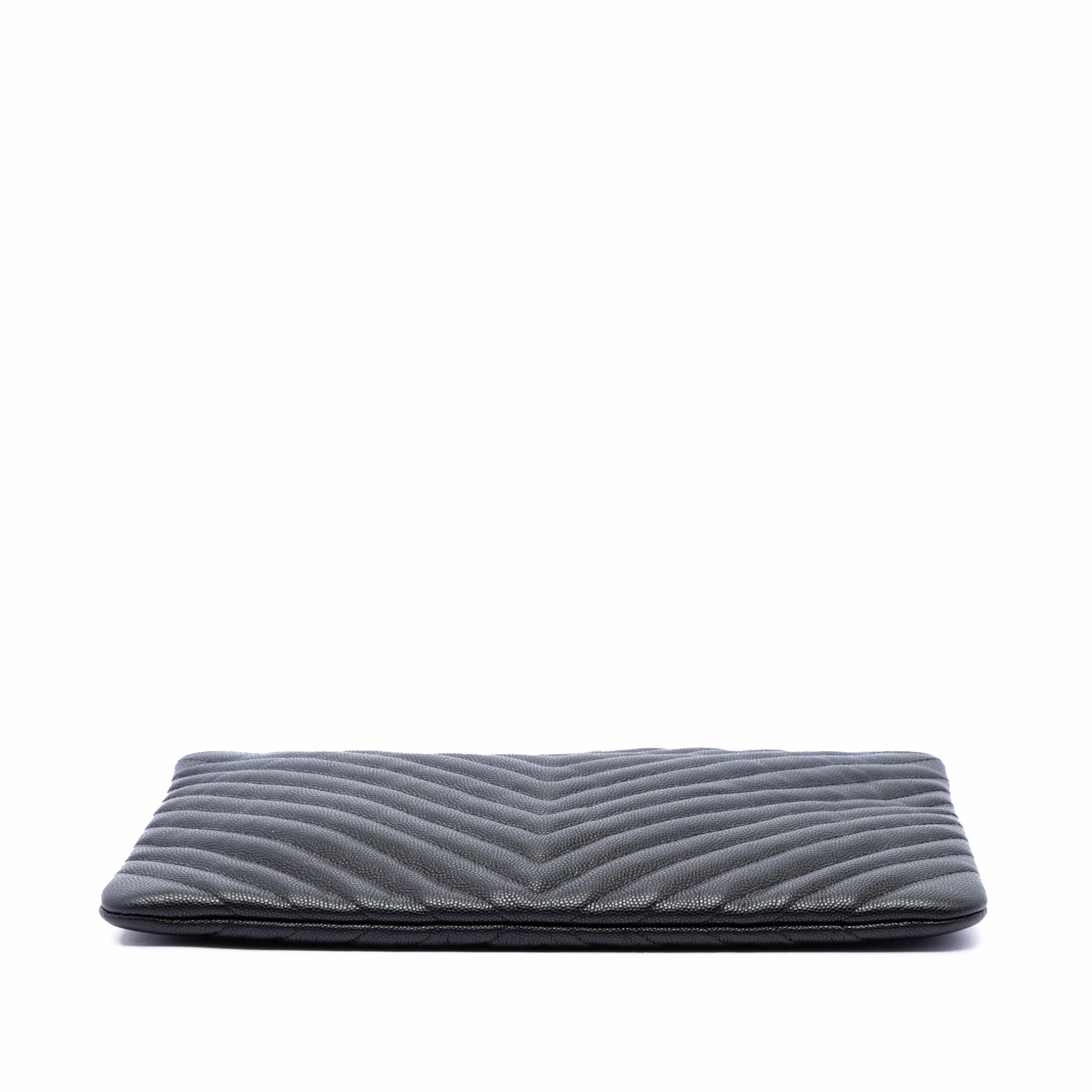 Chanel Medium Cc Chevron Caviar O Case Clutch, från Luxclusif, i färgen svart. Klicka för att öppna bilden i stort format
