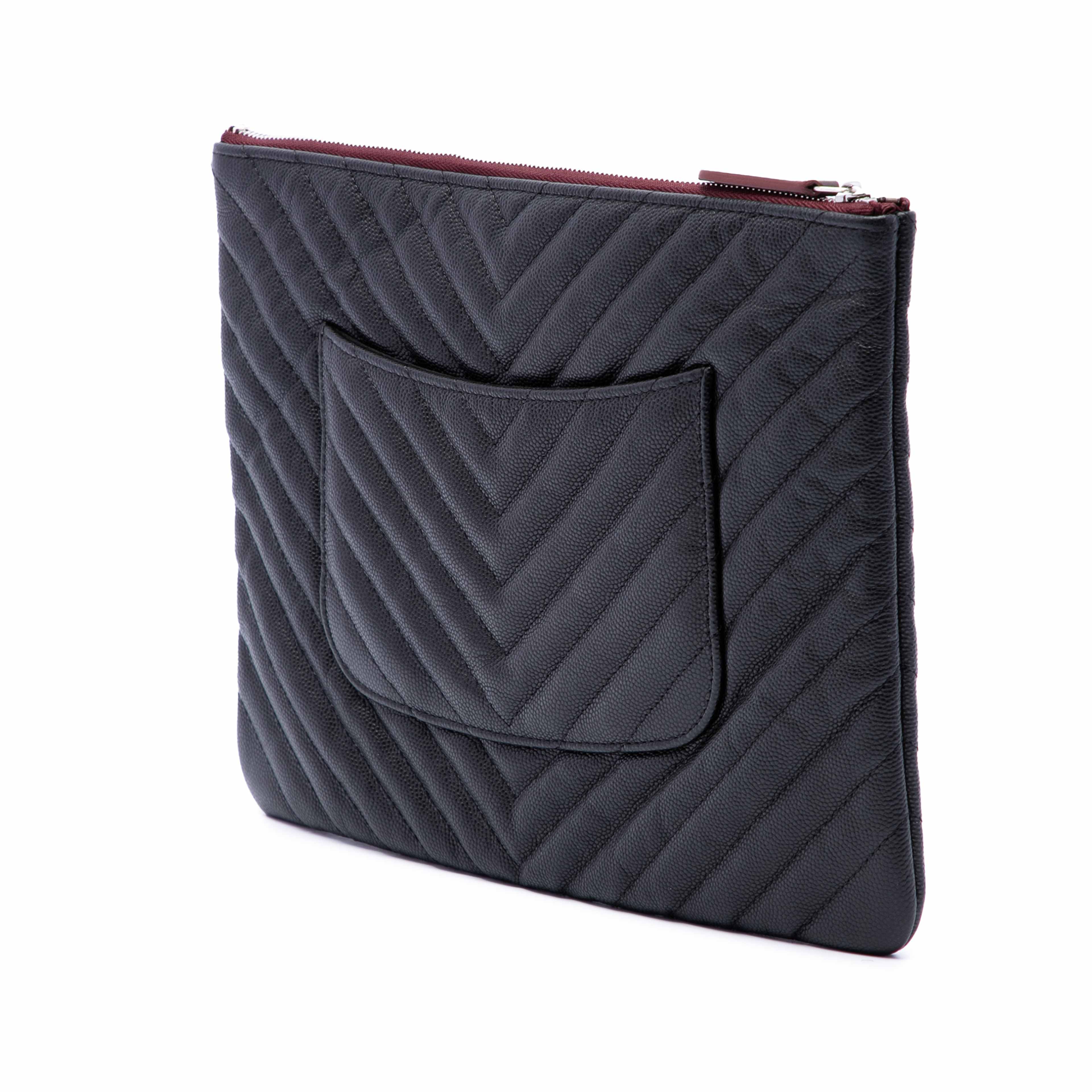 Chanel Medium Cc Chevron Caviar O Case Clutch, från Luxclusif, i färgen svart. Klicka för att öppna bilden i stort format