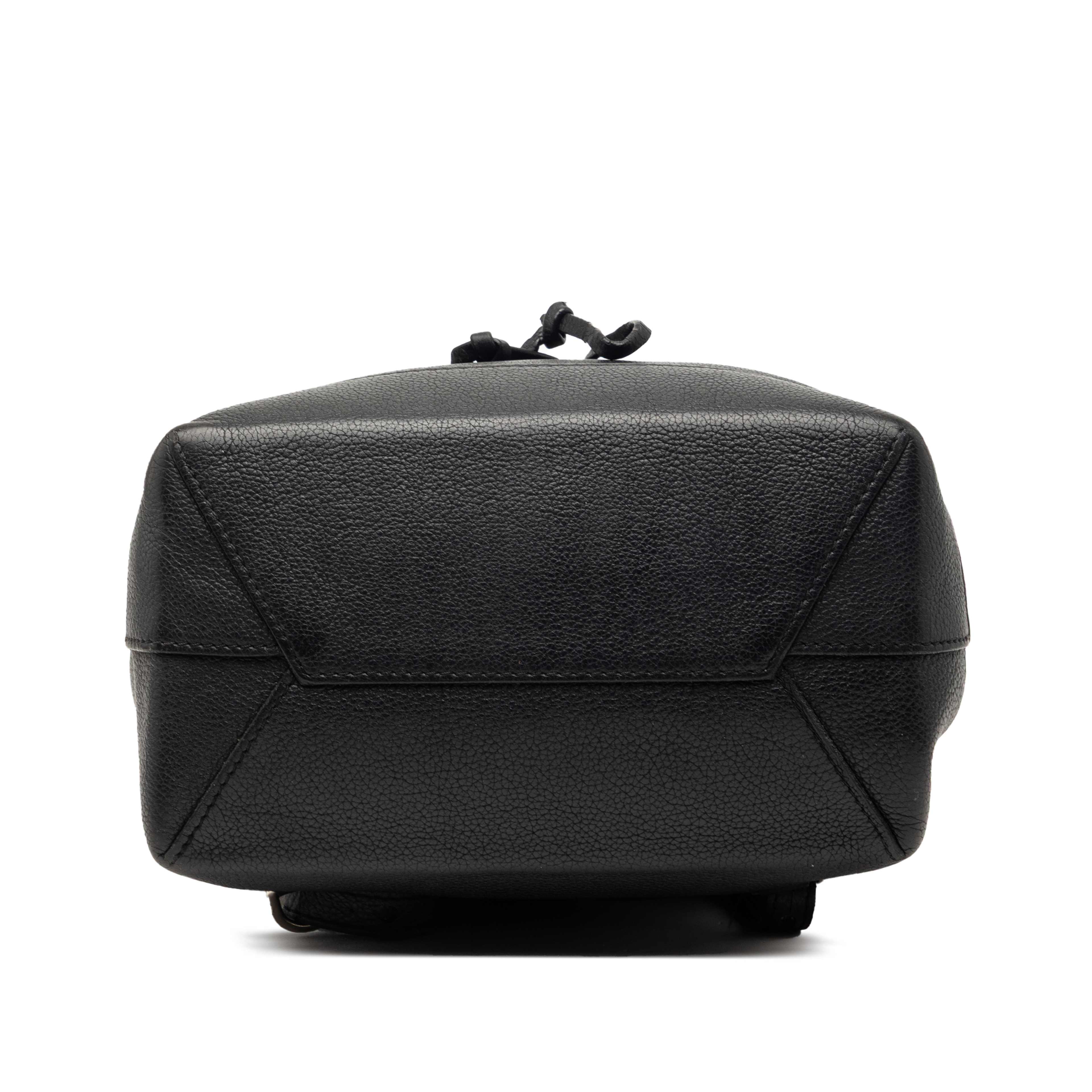 Louis Vuitton Taurillon Lockme Backpack, från Luxclusif, i färgen svart. Klicka för att öppna bilden i stort format