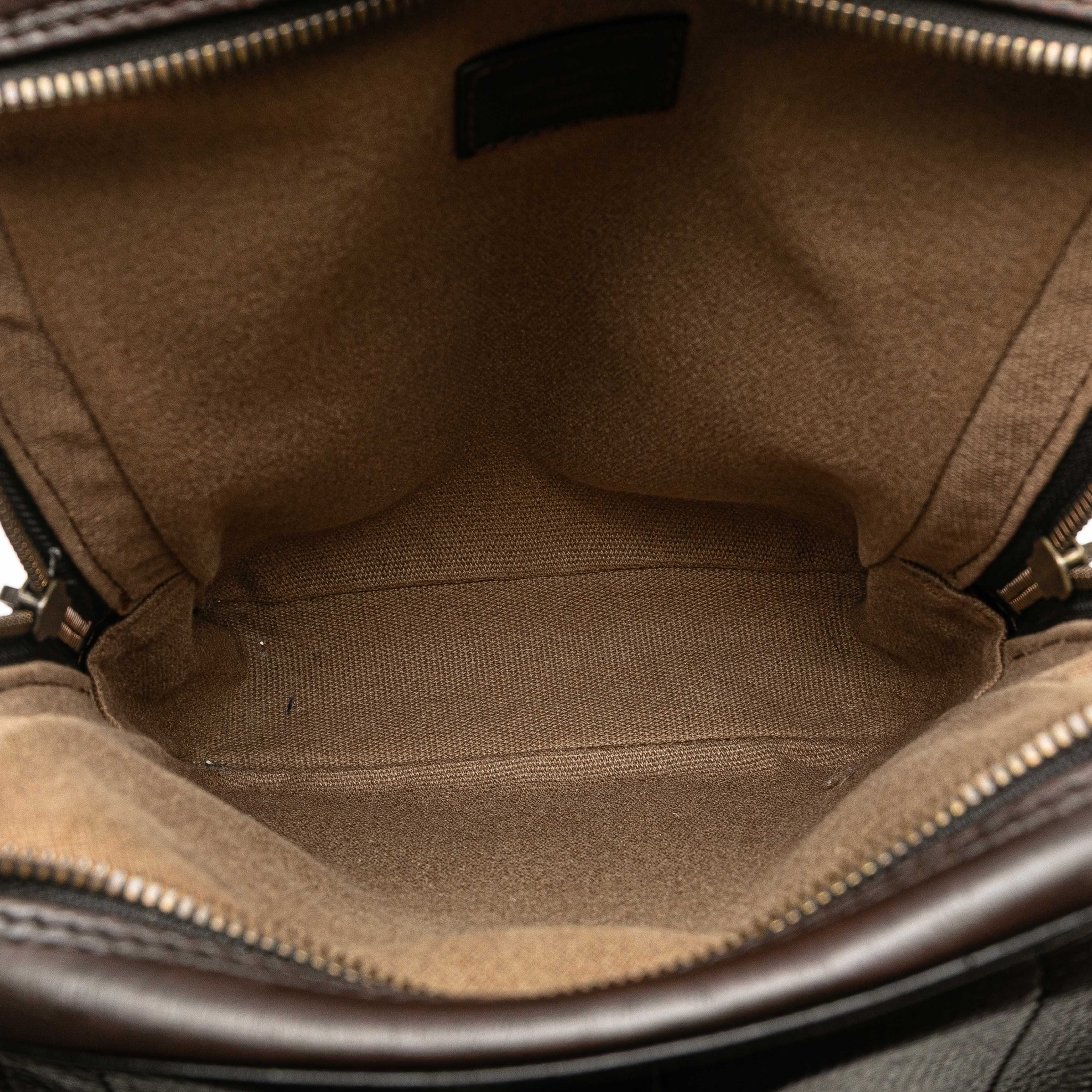 Louis Vuitton Utah Iroquois, från Luxclusif, i färgen dark brown. Klicka för att öppna bilden i stort format