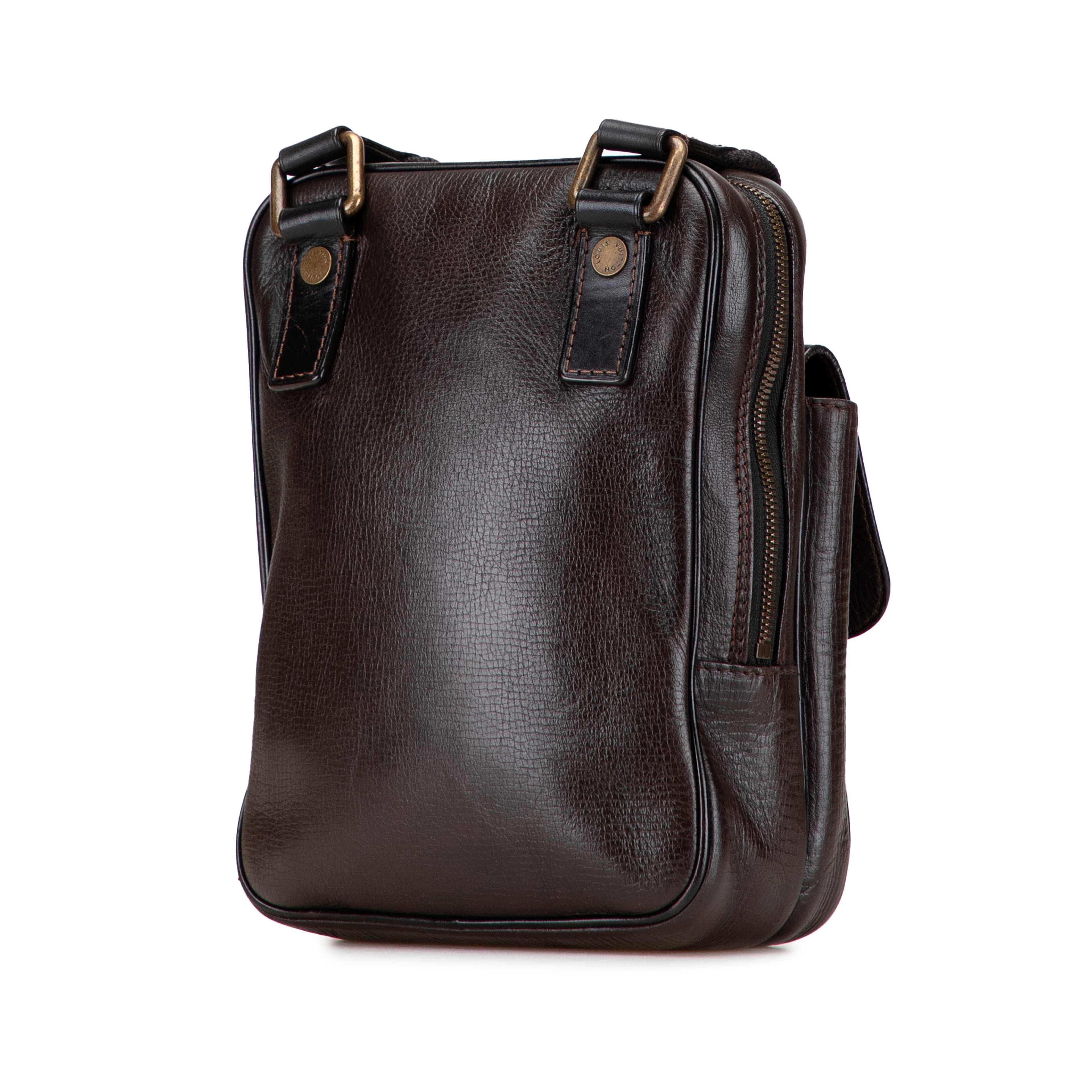 Louis Vuitton Utah Iroquois, från Luxclusif, i färgen dark brown. Klicka för att öppna bilden i stort format