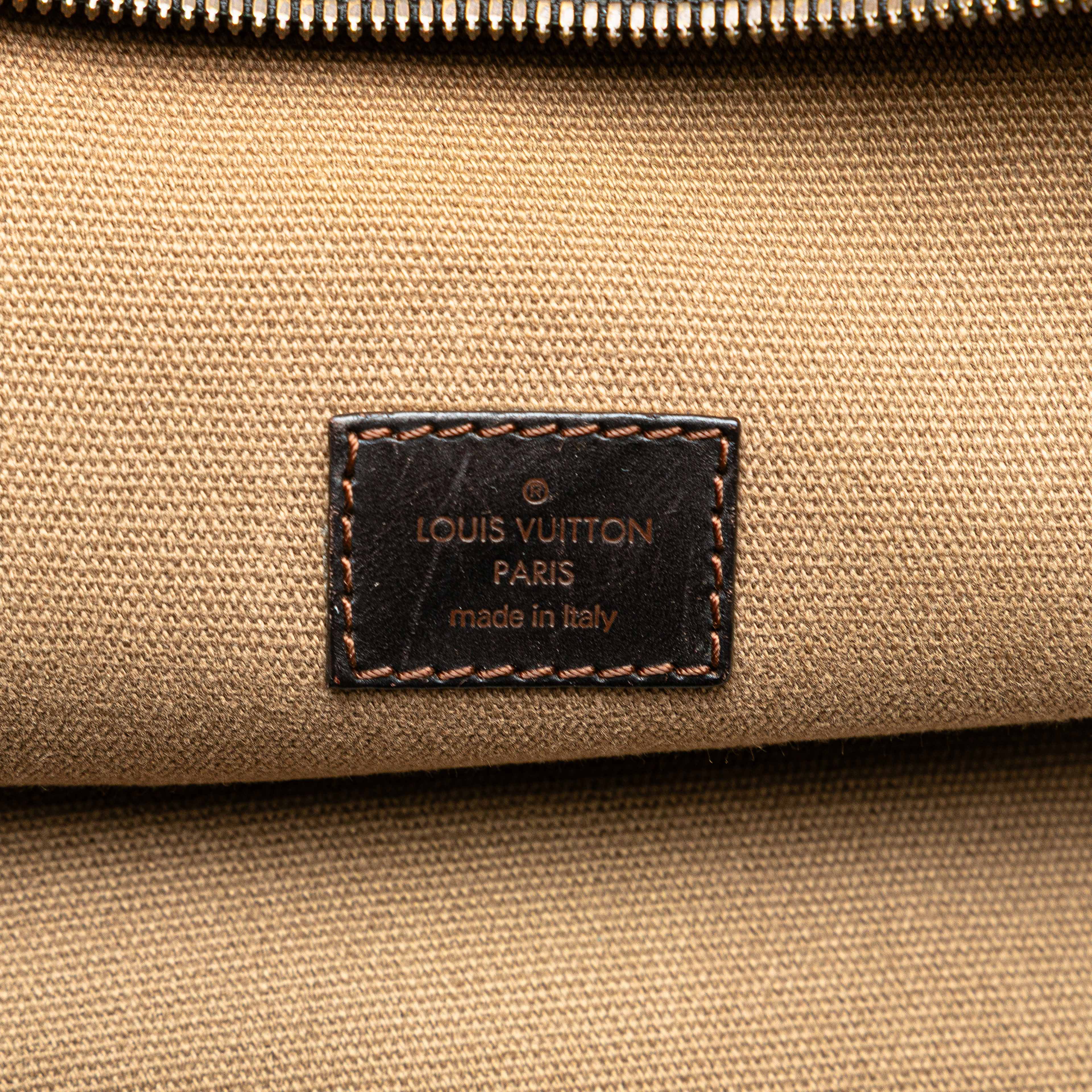 Louis Vuitton Utah Iroquois, från Luxclusif, i färgen dark brown. Klicka för att öppna bilden i stort format