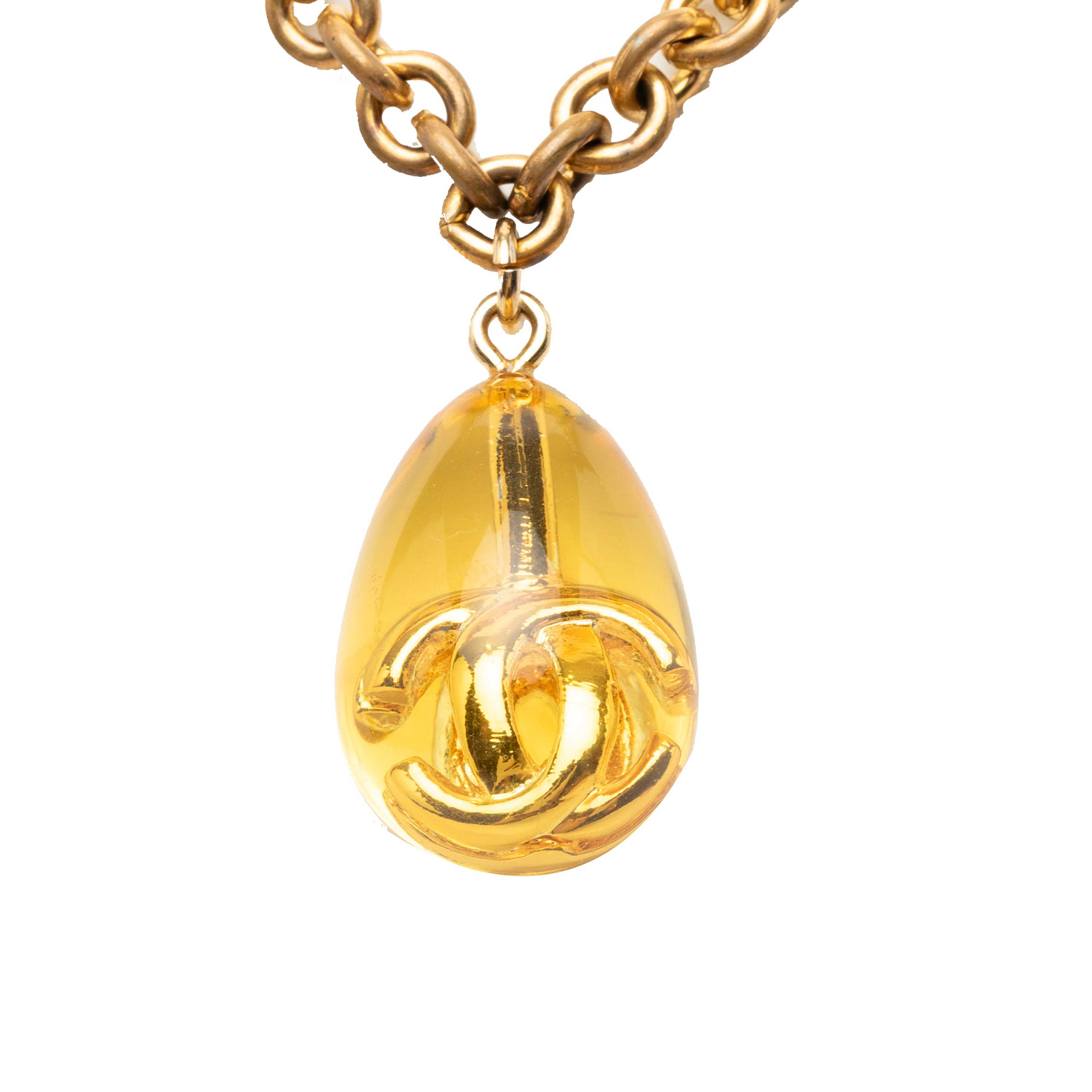 Chanel Cc Gold Plated Resin Teardrop Pendant Necklace, från Luxclusif, i färgen guld. Klicka för att öppna bilden i stort format