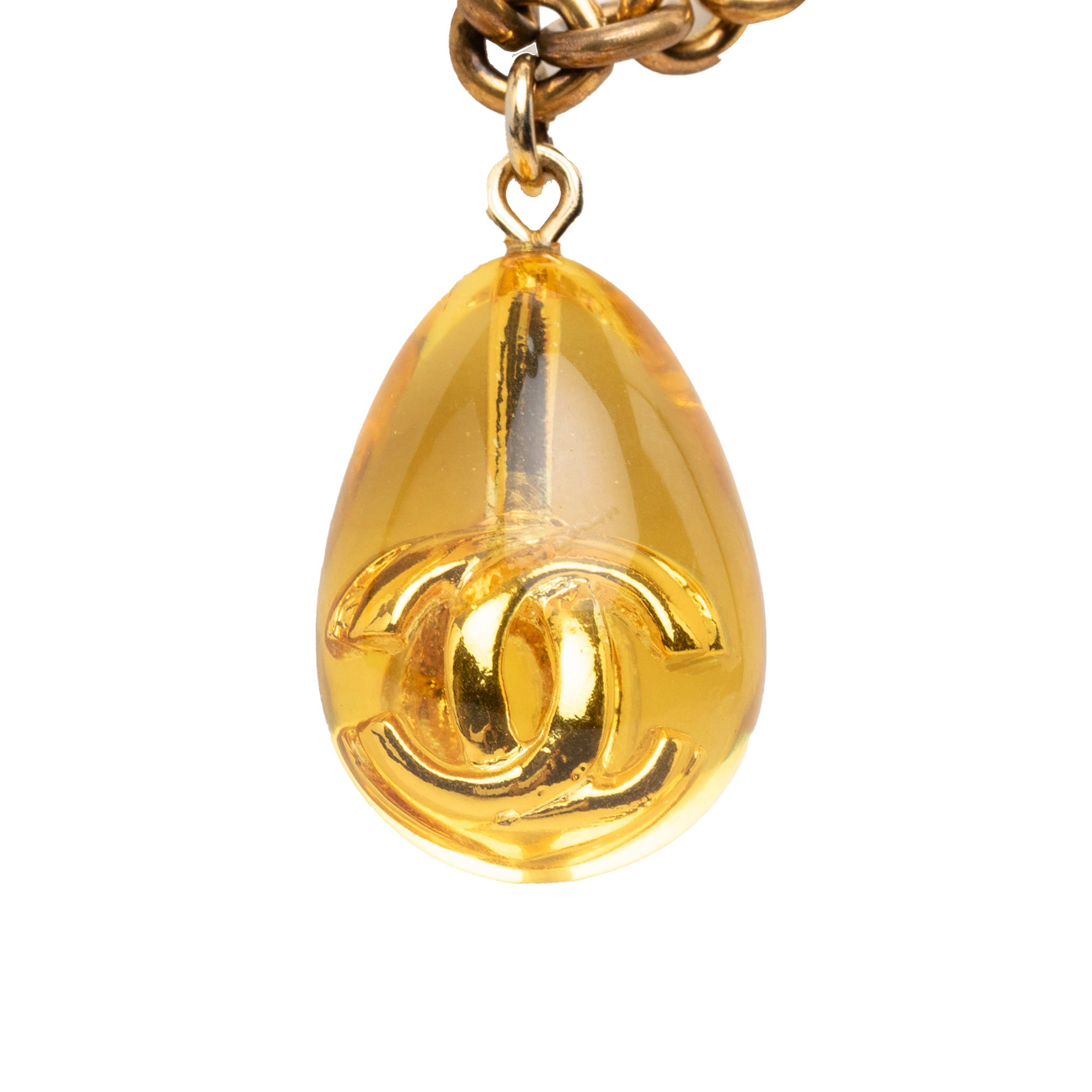 Chanel Cc Gold Plated Resin Teardrop Pendant Necklace, från Luxclusif, i färgen guld. Klicka för att öppna bilden i stort format