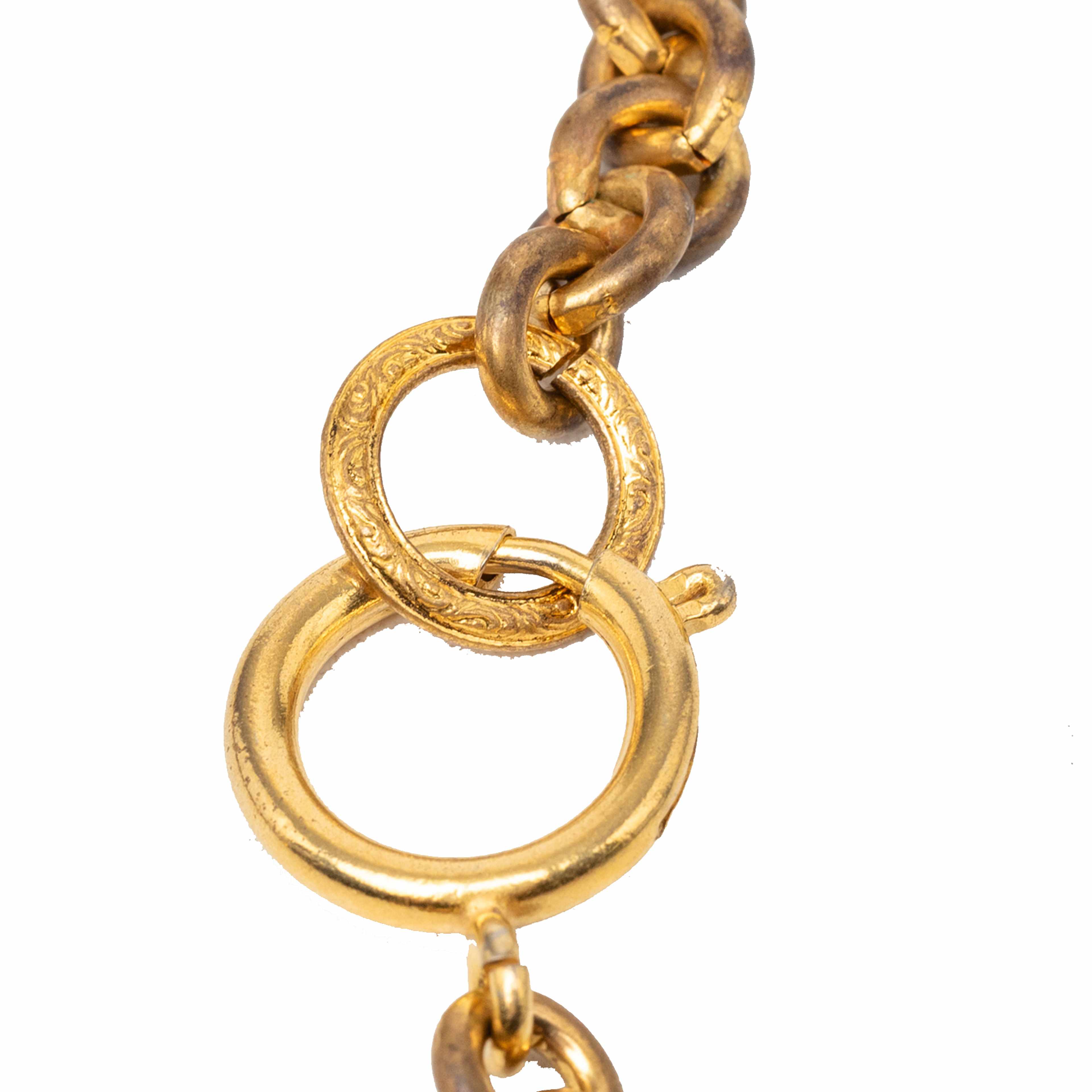 Chanel Cc Gold Plated Resin Teardrop Pendant Necklace, från Luxclusif, i färgen guld. Klicka för att öppna bilden i stort format