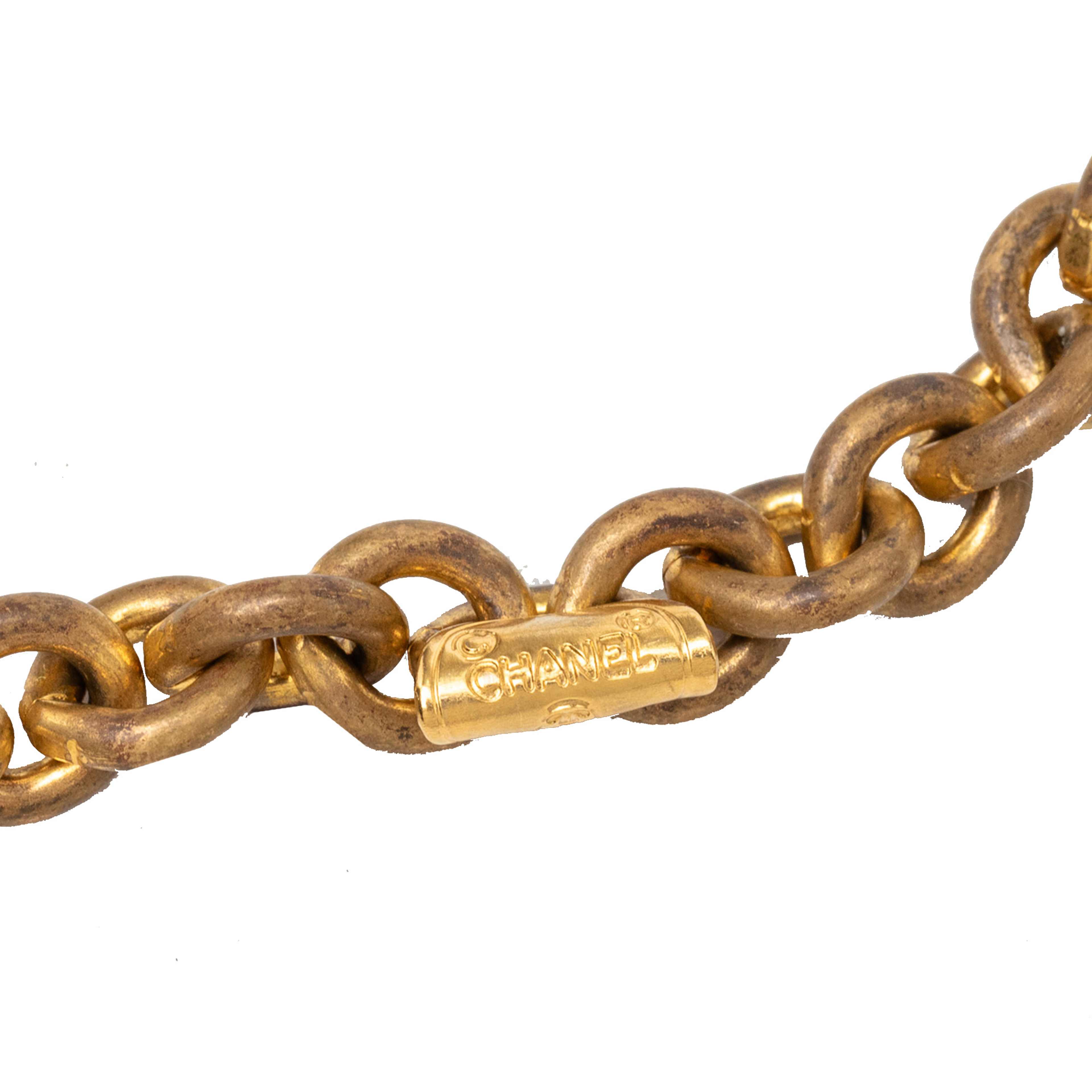 Chanel Cc Gold Plated Resin Teardrop Pendant Necklace, från Luxclusif, i färgen guld. Klicka för att öppna bilden i stort format