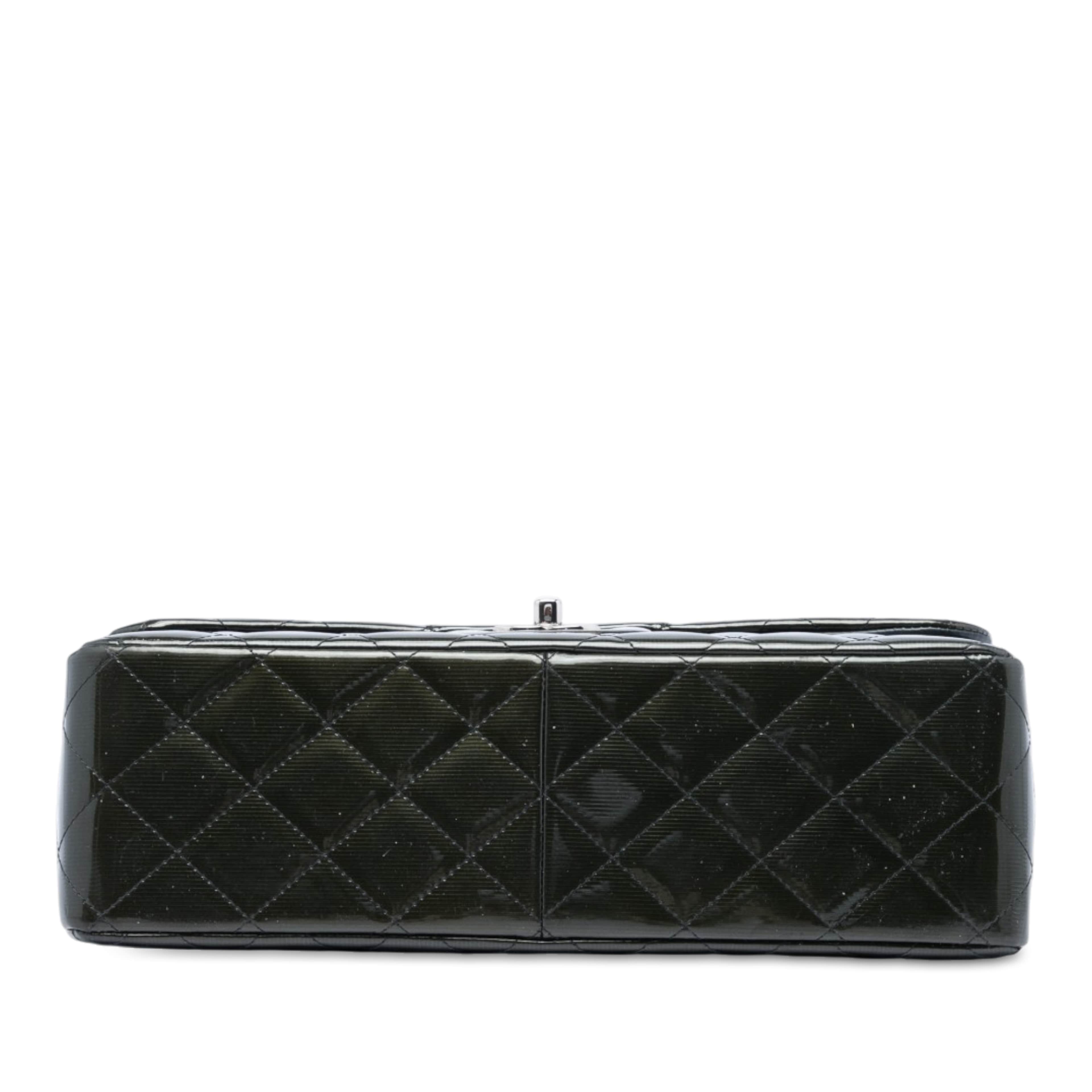 Chanel Jumbo Classic Striated Patent Double Flap, från Luxclusif, i färgen grön. Klicka för att öppna bilden i stort format