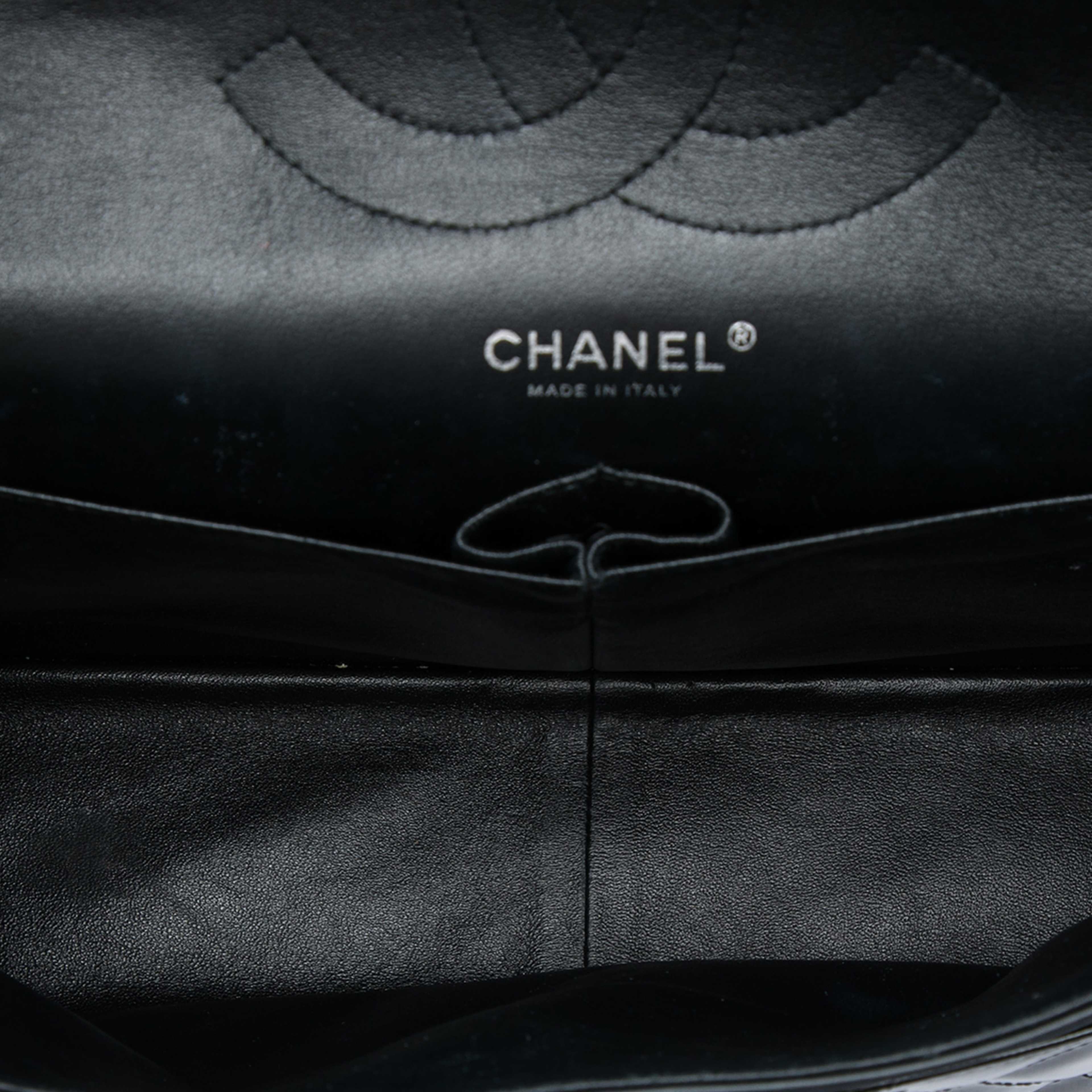 Chanel Jumbo Classic Striated Patent Double Flap, från Luxclusif, i färgen grön. Klicka för att öppna bilden i stort format