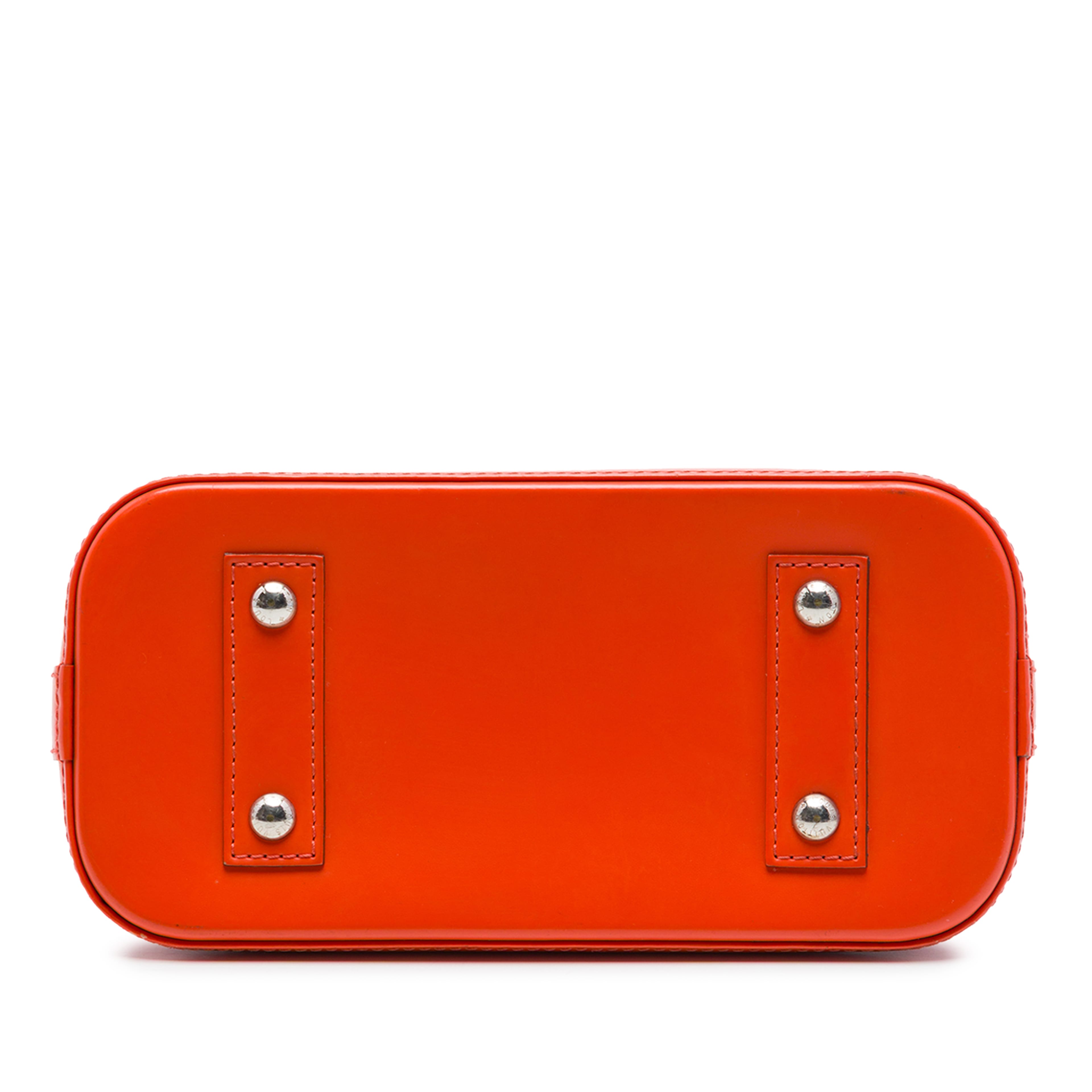 Louis Vuitton Epi Alma Bb, från Luxclusif, i färgen orange. Klicka för att öppna bilden i stort format