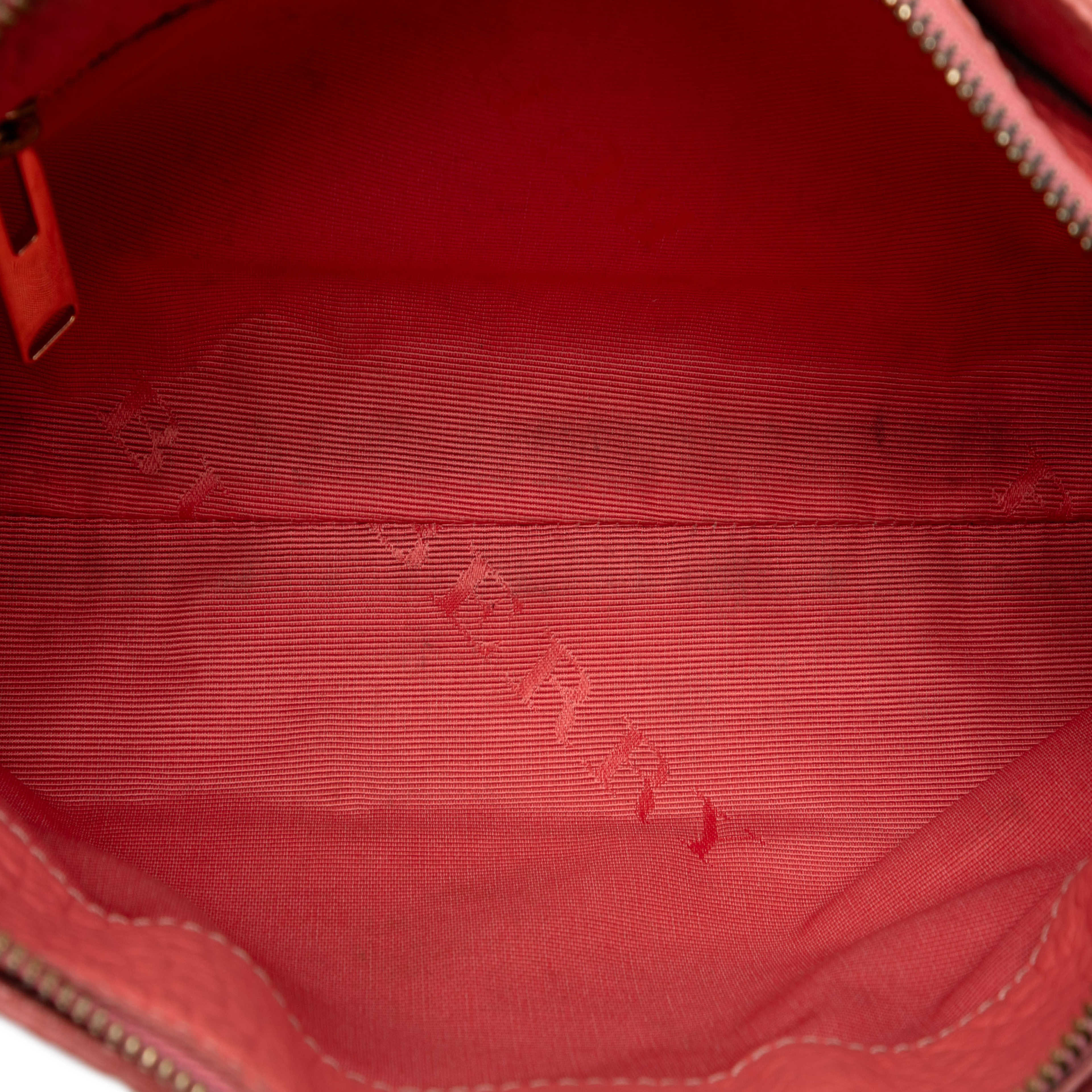 Burberry Small Grain Check Embossed Leather Chichester Crossbody, från Luxclusif, i färgen salmon. Klicka för att öppna bilden i stort format
