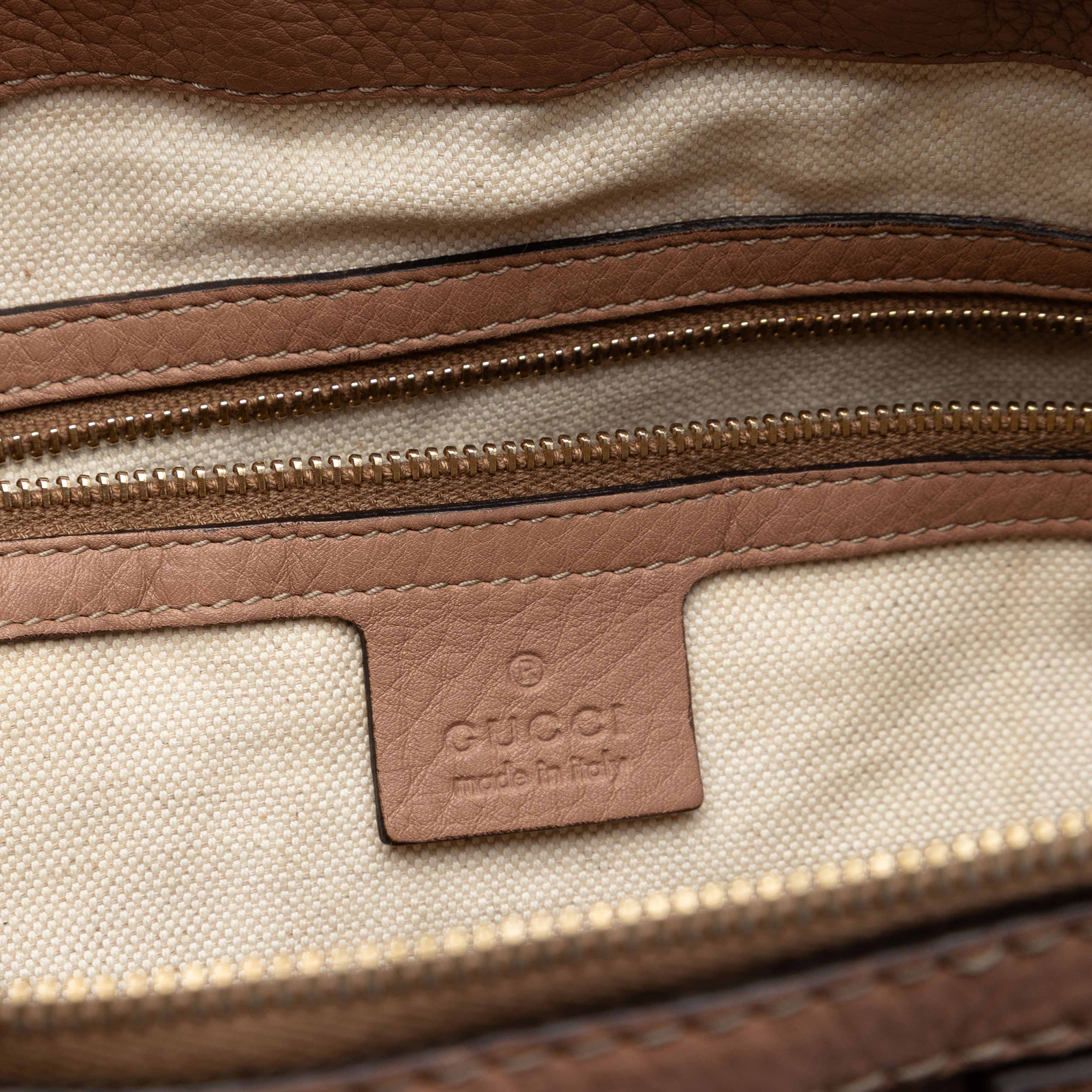 Gucci Calfskin Bella Convertible Tote, från Luxclusif, i färgen brun. Klicka för att öppna bilden i stort format