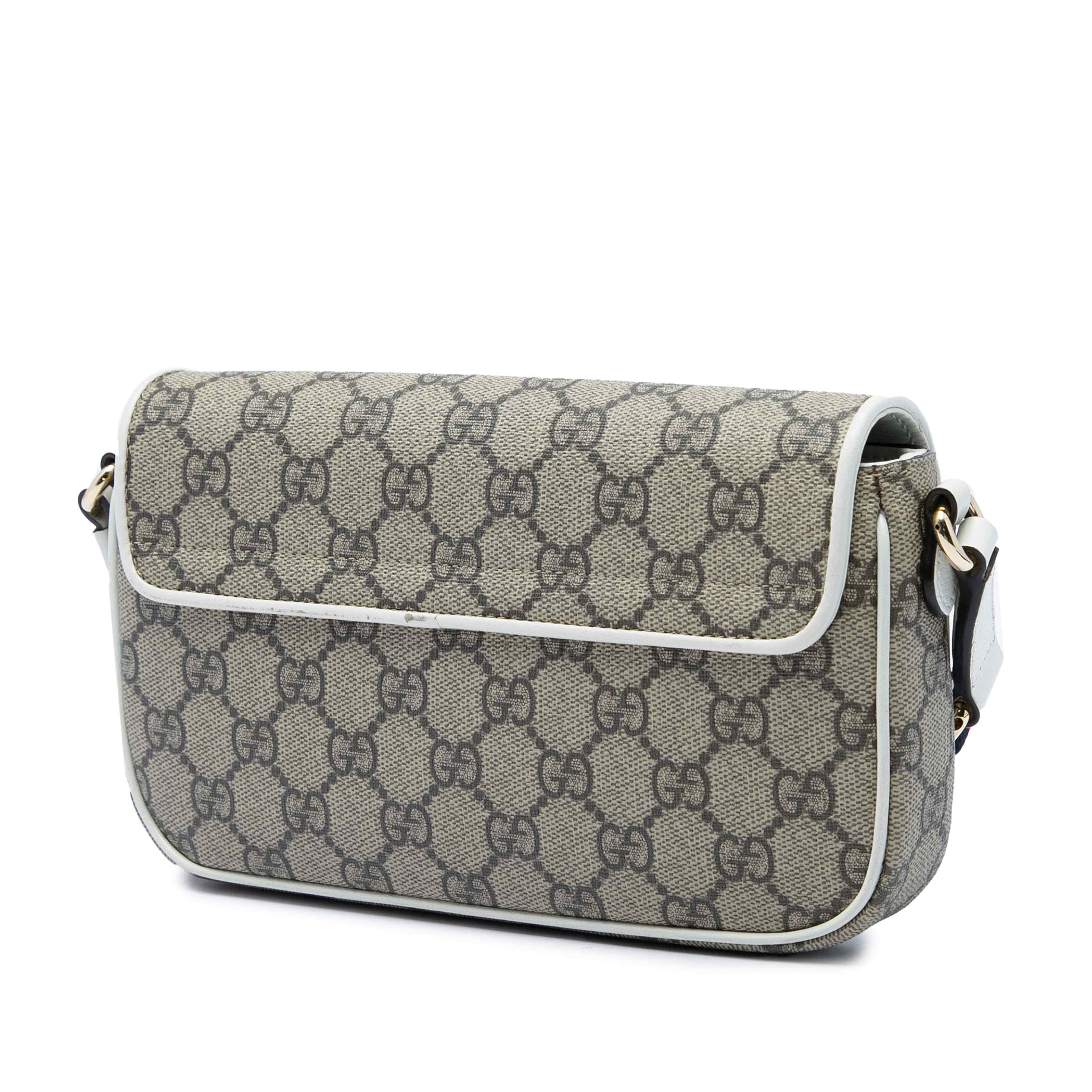 Gucci Mini Gg Supreme Dice Crossbody, från Luxclusif, i färgen beige. Klicka för att öppna bilden i stort format