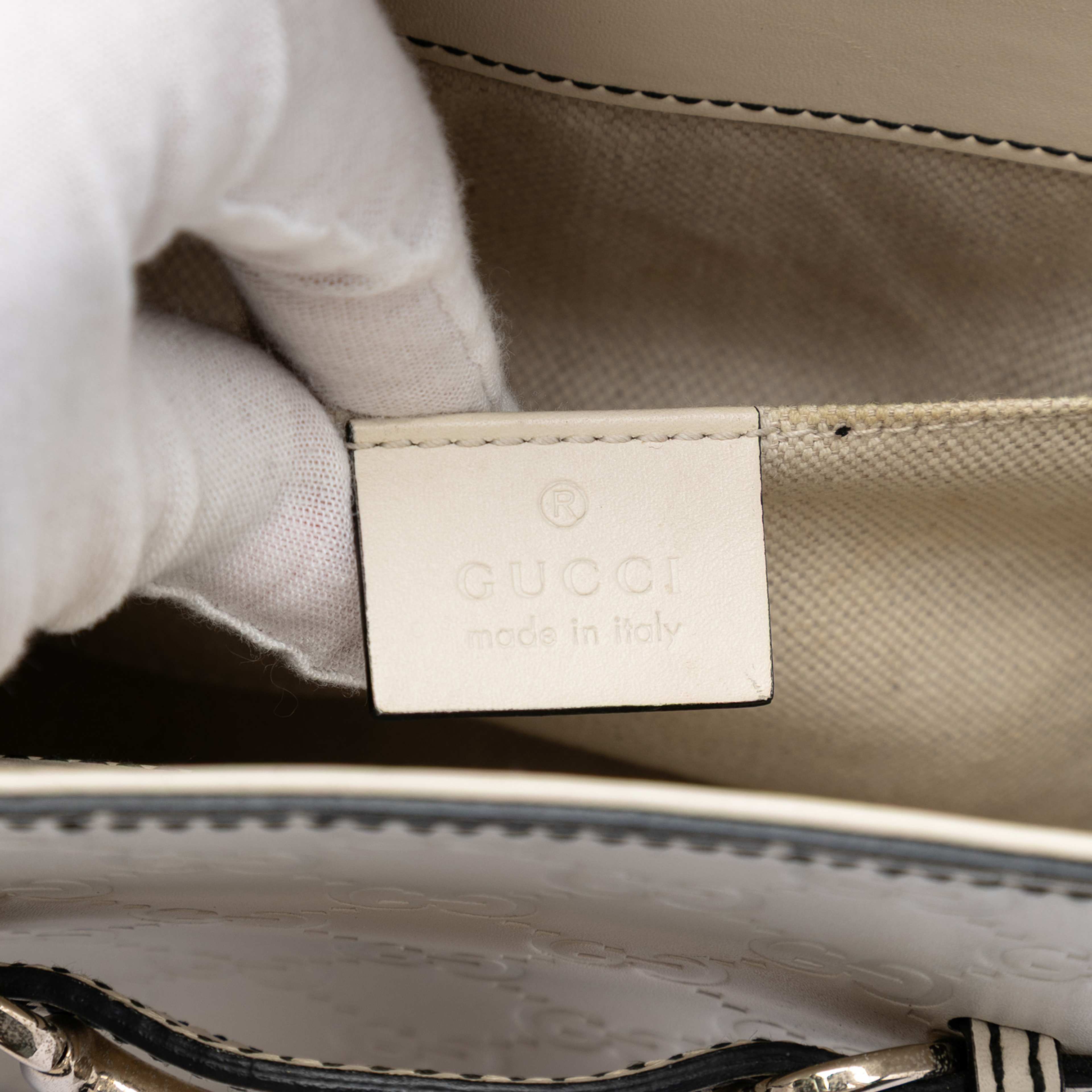 Gucci Small Guccissima Emily Shoulder Bag, från Luxclusif, i färgen off white. Klicka för att öppna bilden i stort format