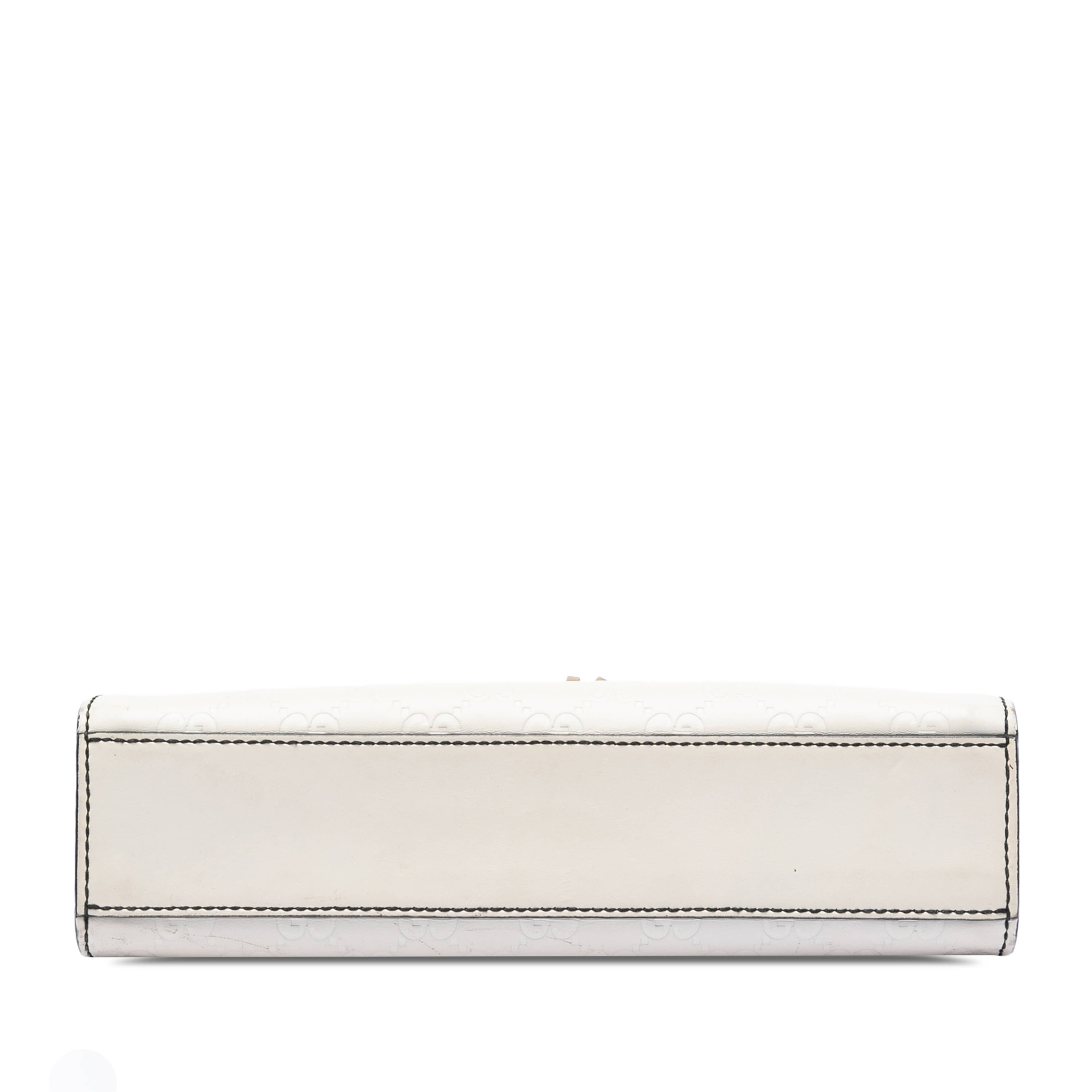 Gucci Small Guccissima Emily Shoulder Bag, från Luxclusif, i färgen off white. Klicka för att öppna bilden i stort format