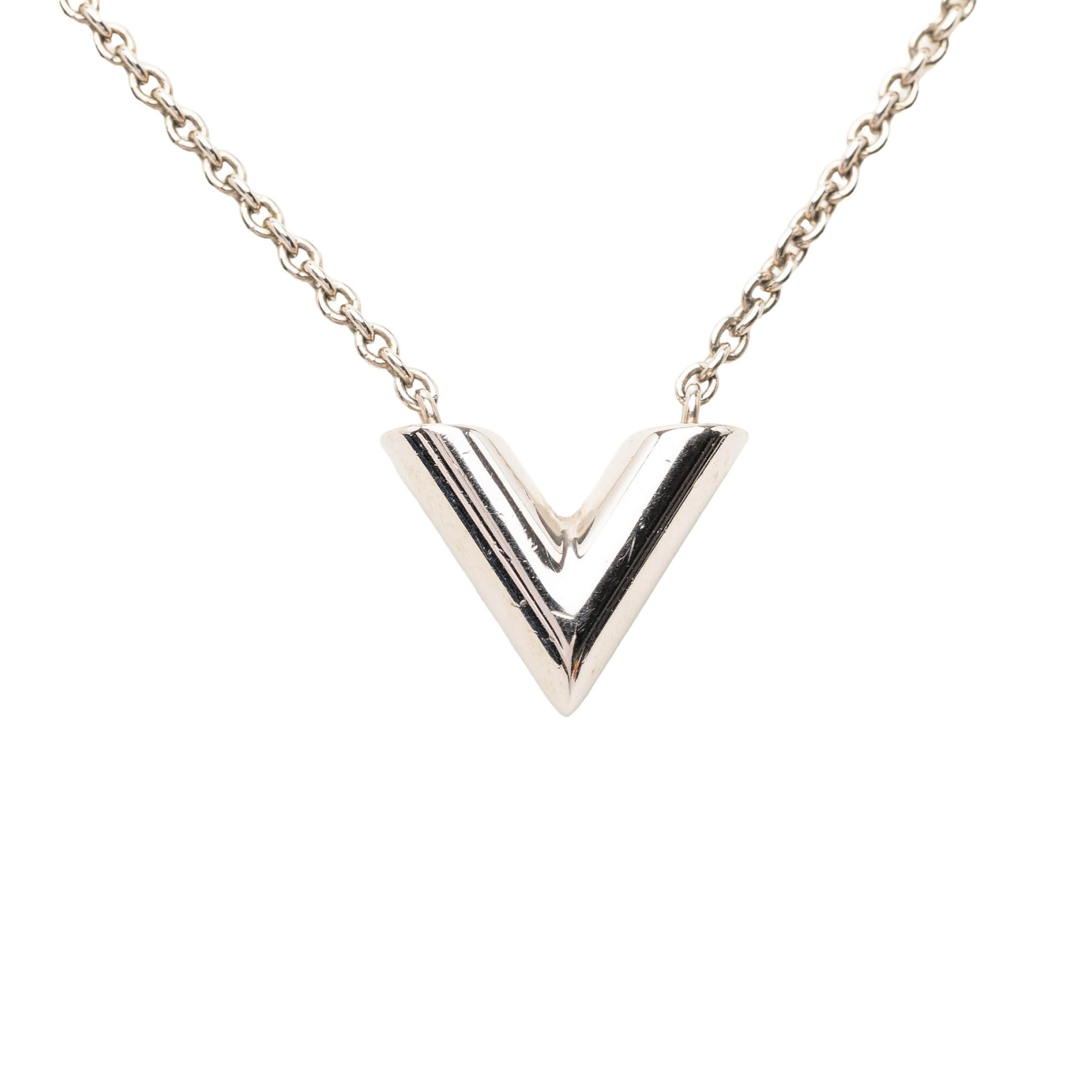Louis Vuitton Brass Essential V Supple Necklace, från Luxclusif, i färgen silver. Klicka för att öppna bilden i stort format