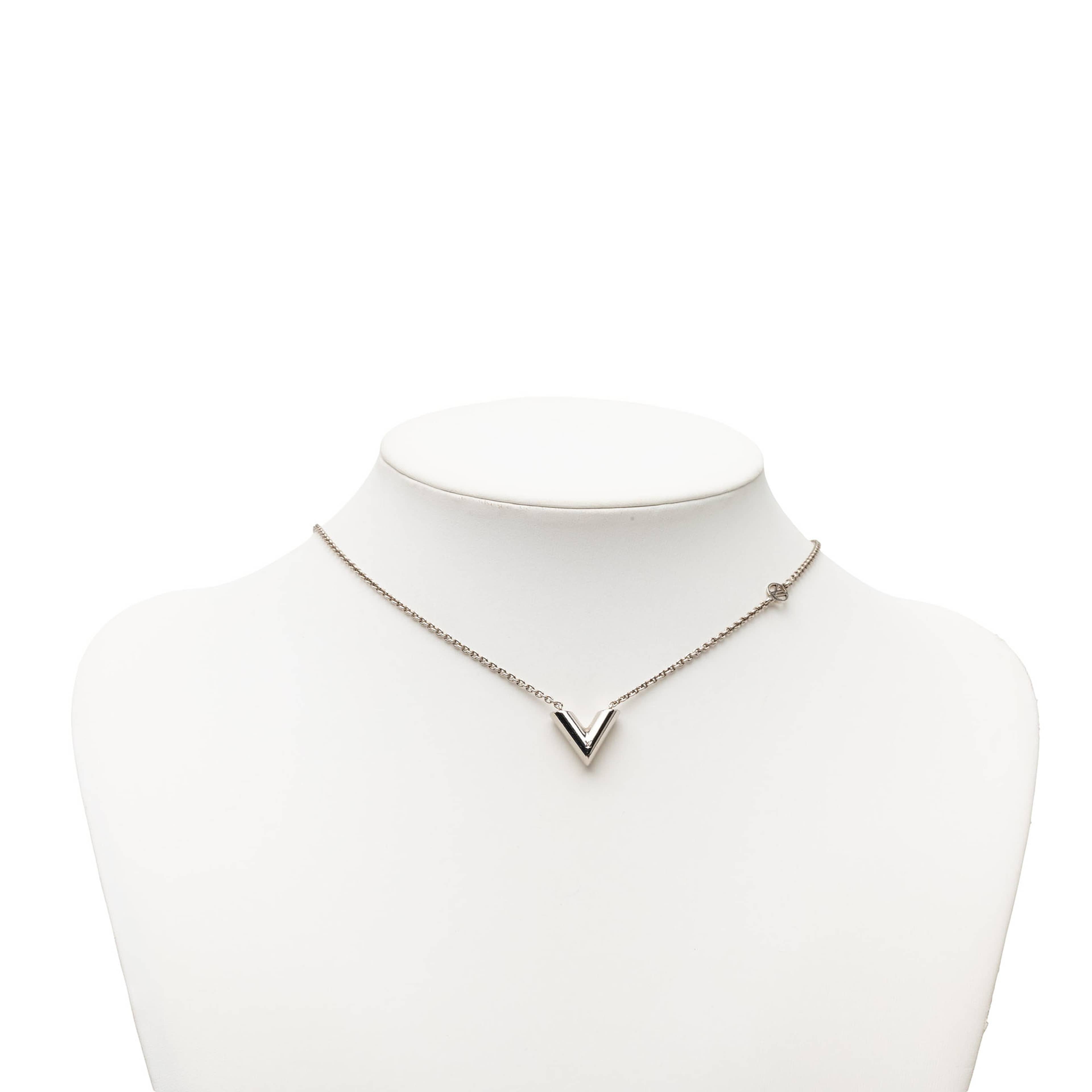 Louis Vuitton Brass Essential V Supple Necklace, från Luxclusif, i färgen silver. Klicka för att öppna bilden i stort format