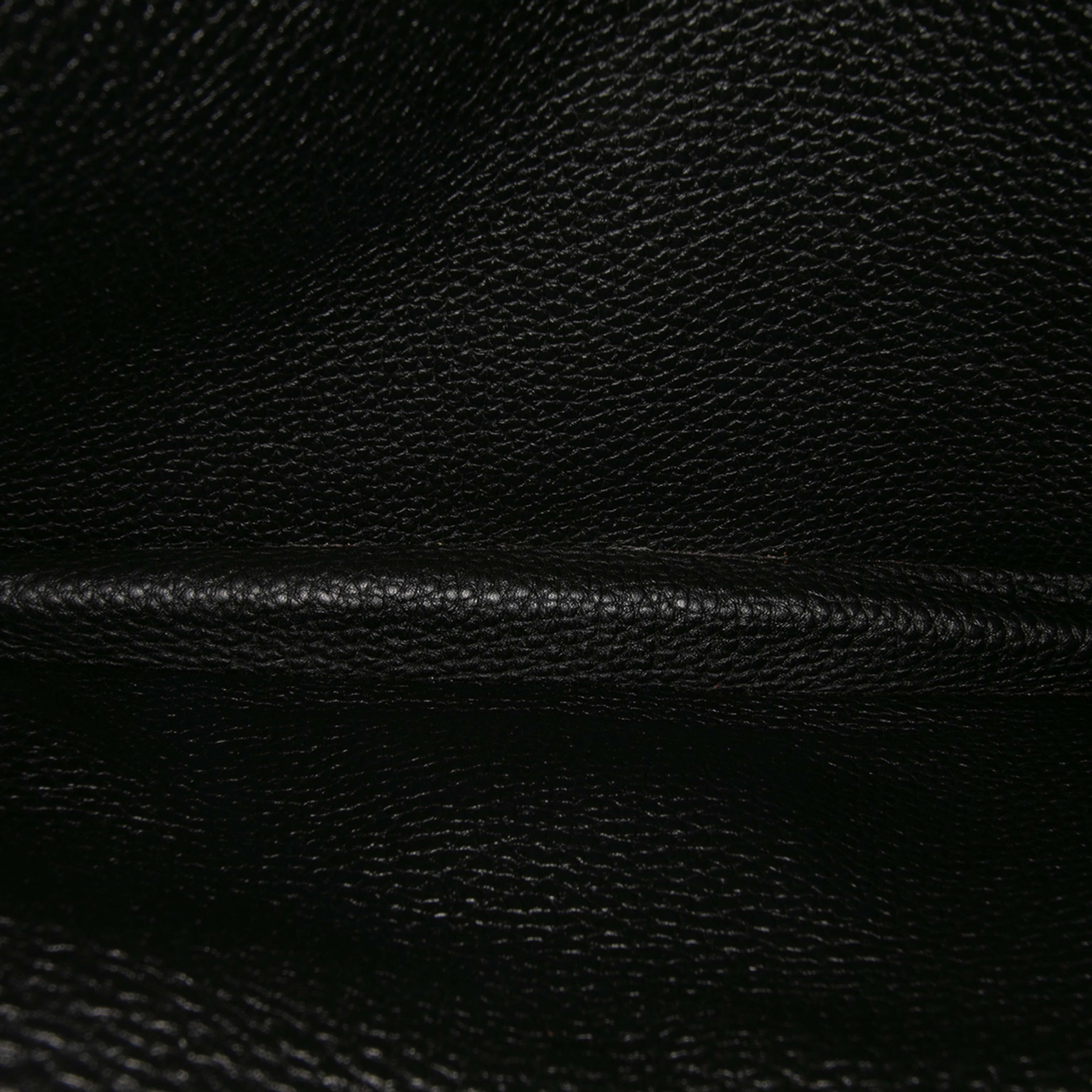 Hermès Togo Jet Pochette Clutch, från Luxclusif, i färgen black. Klicka för att öppna bilden i stort format