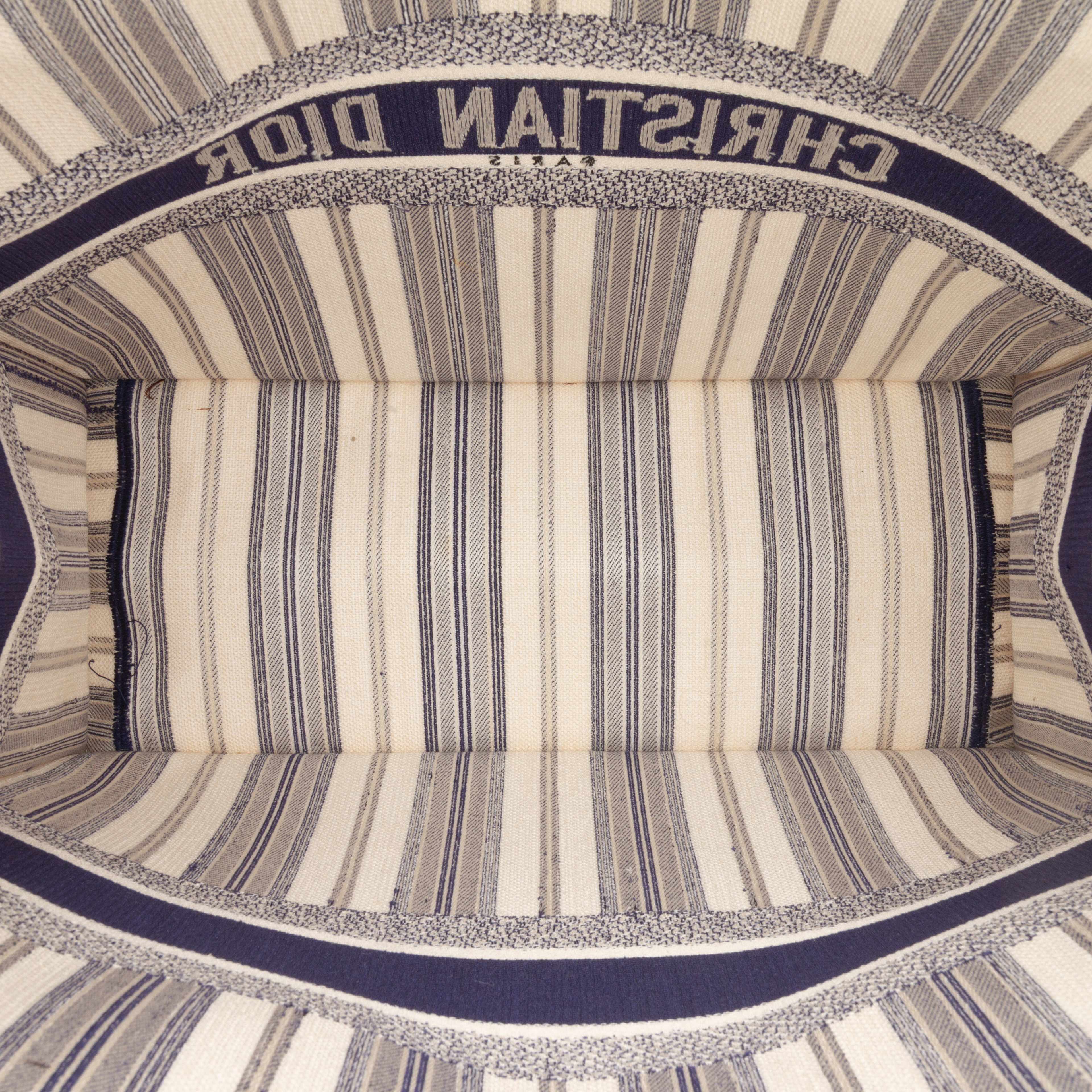 Dior Large Canvas Striped Book Tote, från Luxclusif, i färgen navy. Klicka för att öppna bilden i stort format