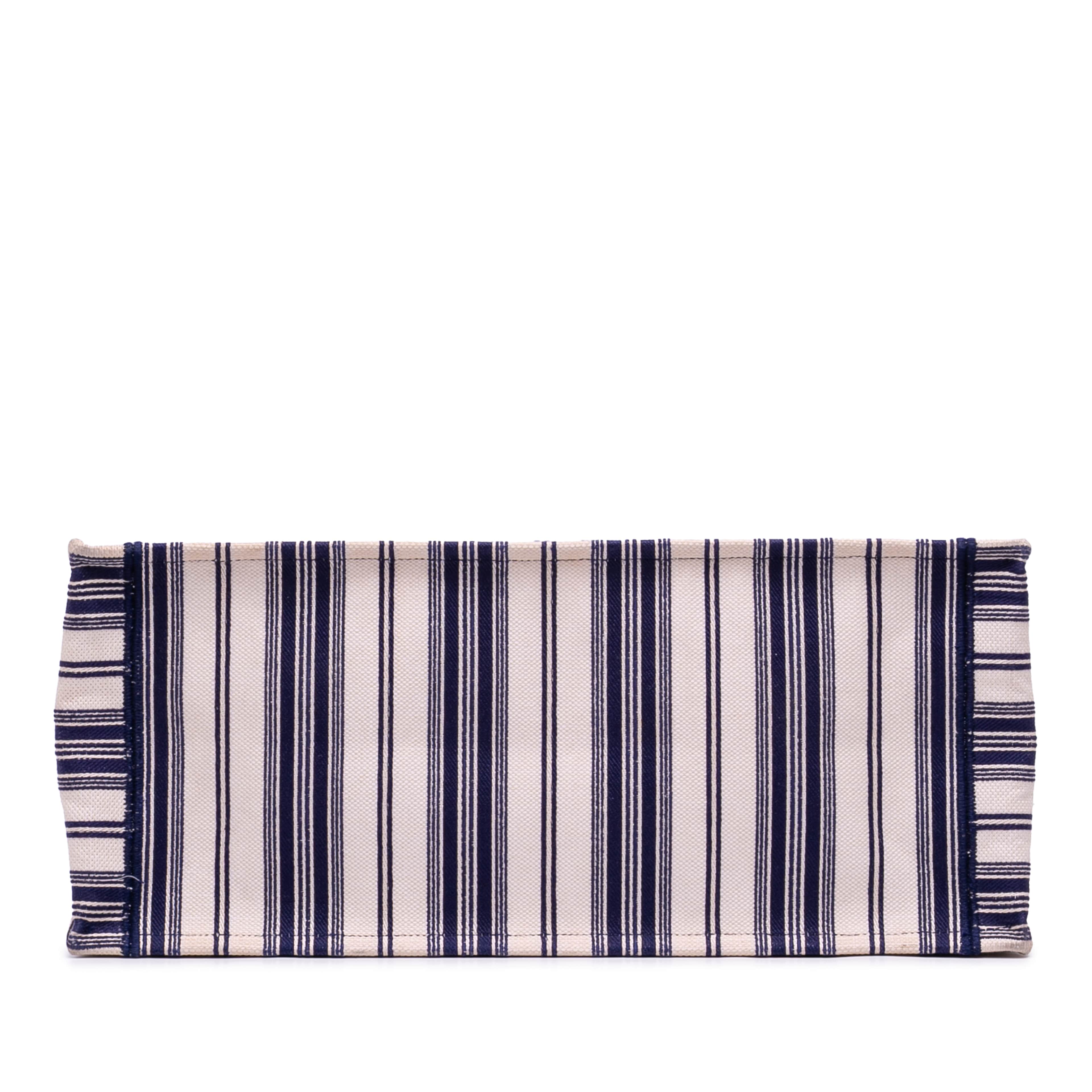 Dior Large Canvas Striped Book Tote, från Luxclusif, i färgen navy. Klicka för att öppna bilden i stort format
