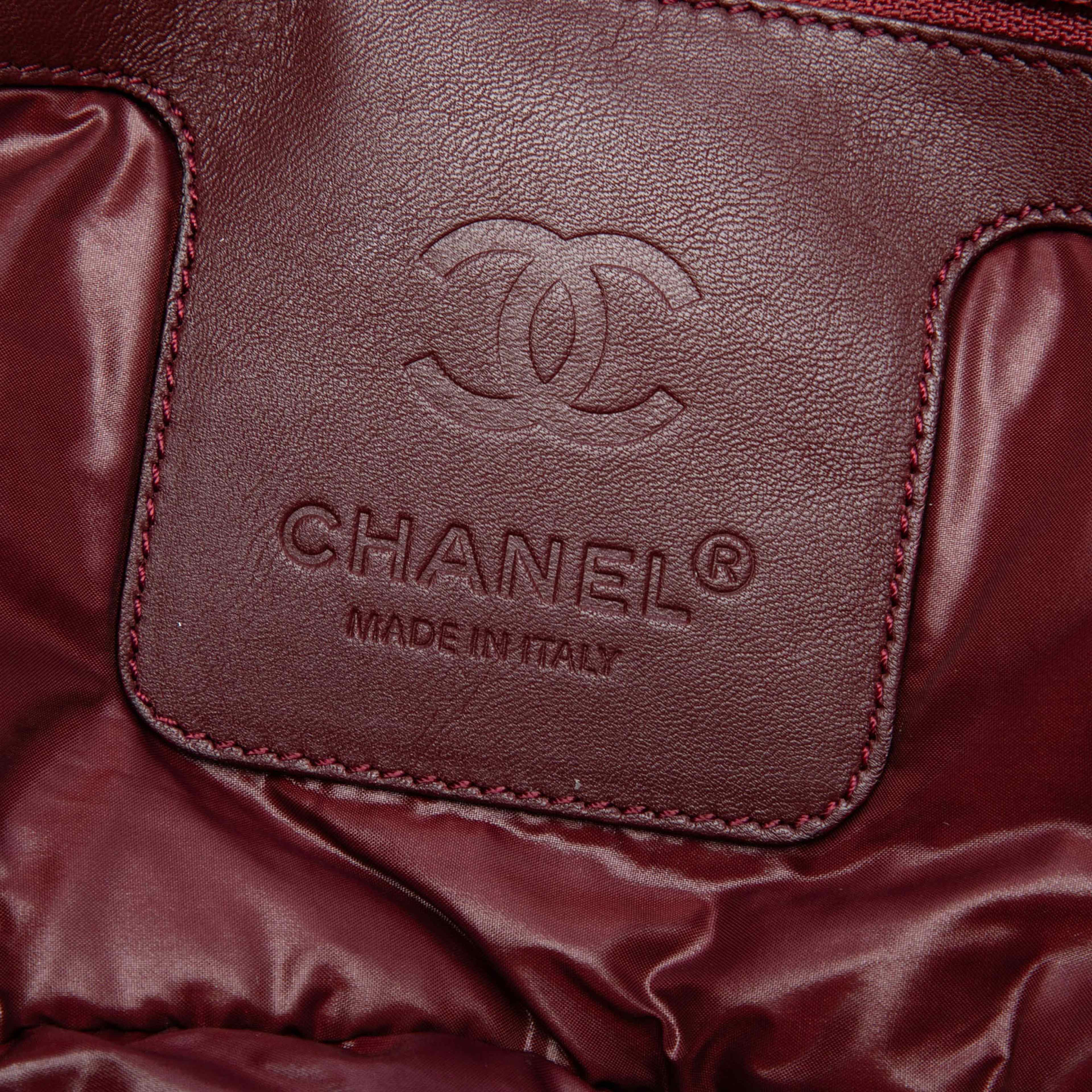 Chanel Large Quilted Nylon Reversible Coco Cocoon Tote, från Luxclusif, i färgen svart. Klicka för att öppna bilden i stort format
