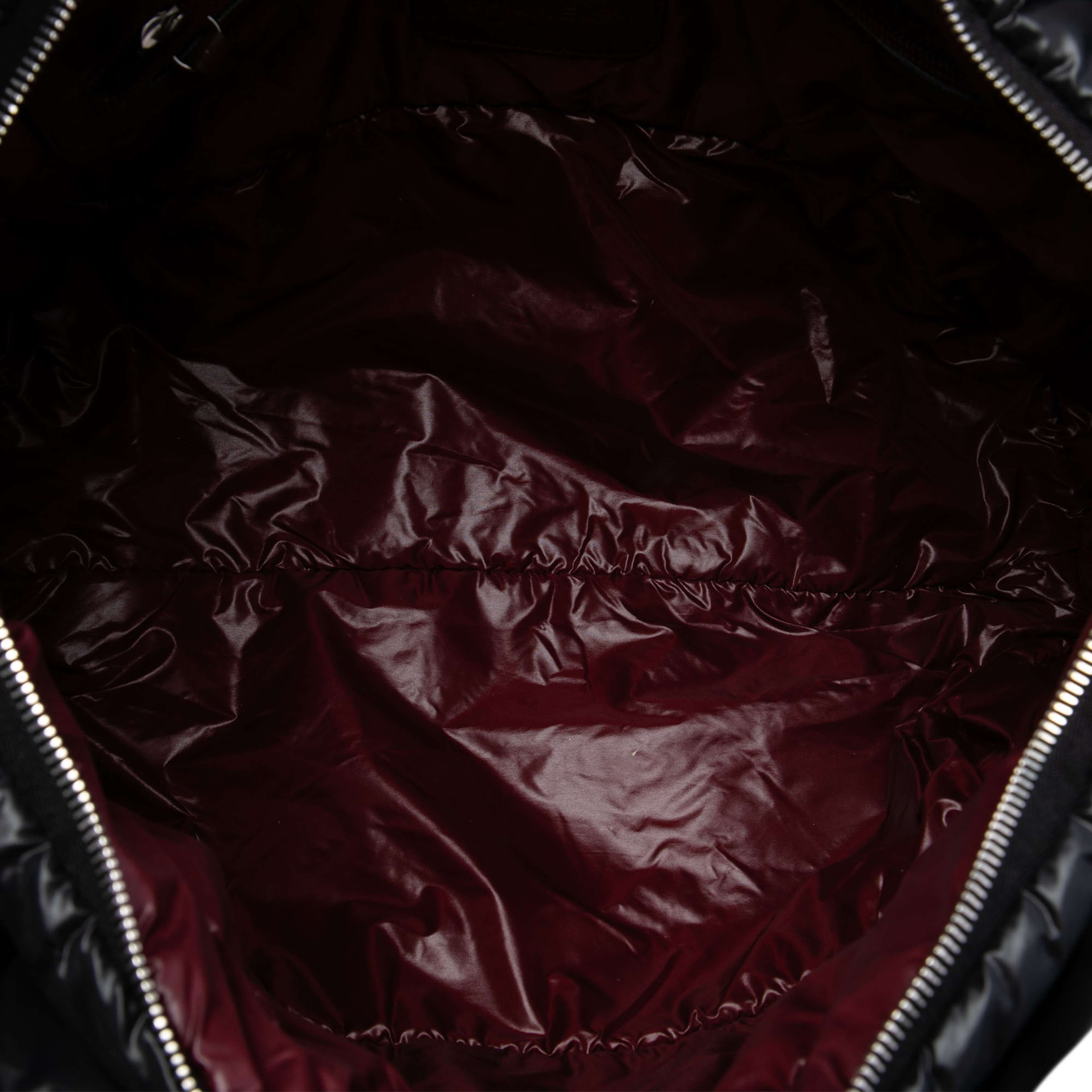 Chanel Large Quilted Nylon Reversible Coco Cocoon Tote, från Luxclusif, i färgen svart. Klicka för att öppna bilden i stort format