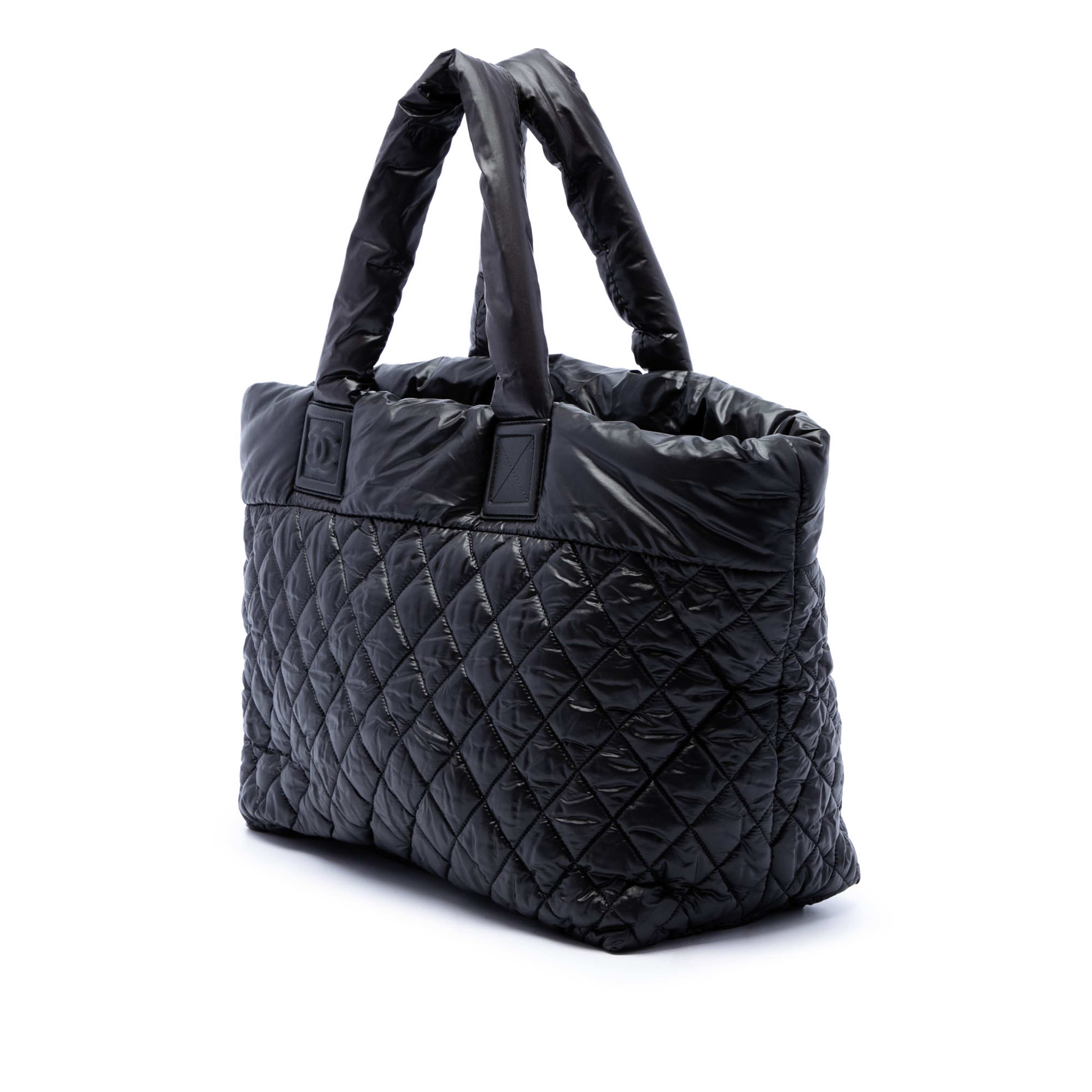 Chanel Large Quilted Nylon Reversible Coco Cocoon Tote, från Luxclusif, i färgen svart. Klicka för att öppna bilden i stort format