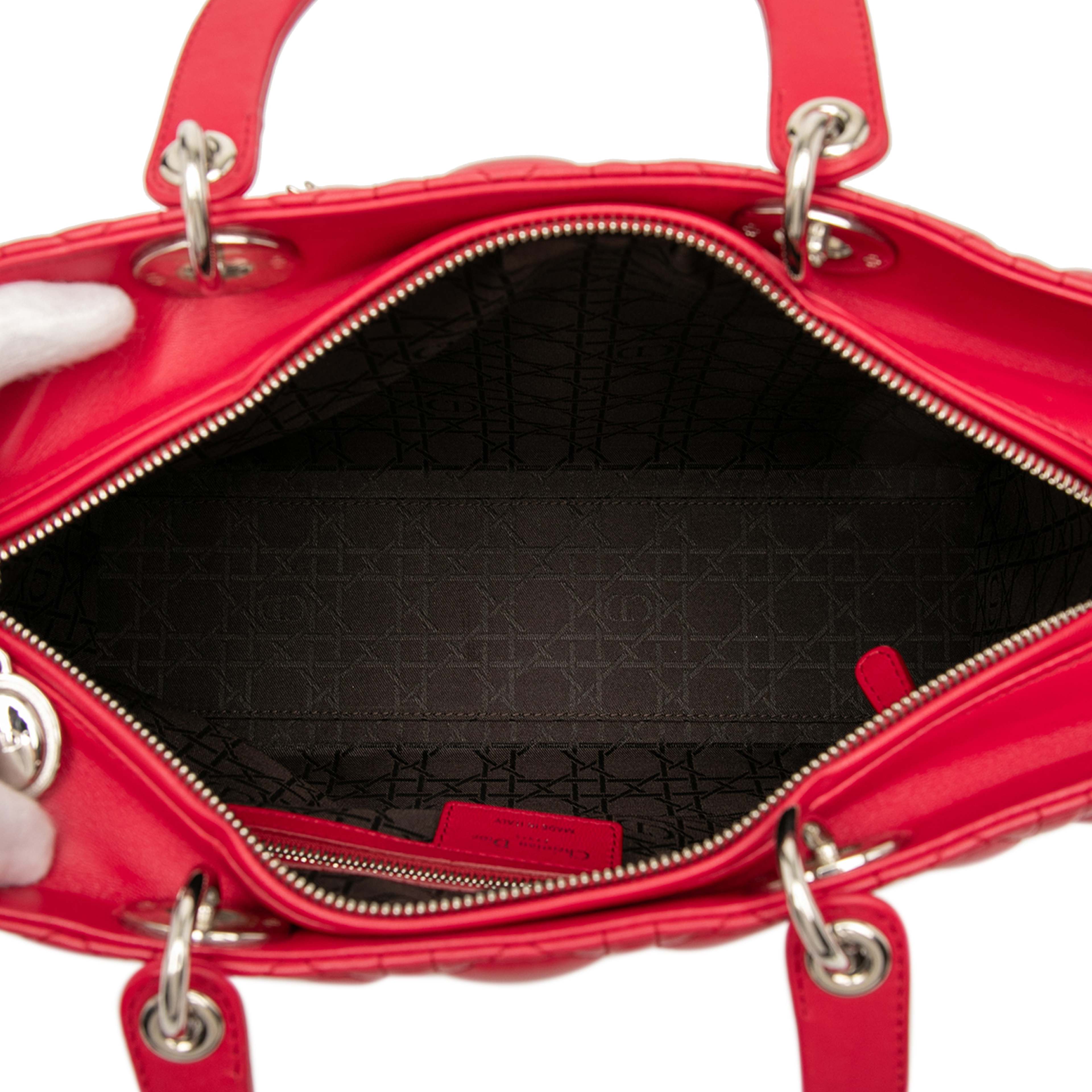 Dior Large Lambskin Cannage Lady Dior, från Luxclusif, i färgen red. Klicka för att öppna bilden i stort format