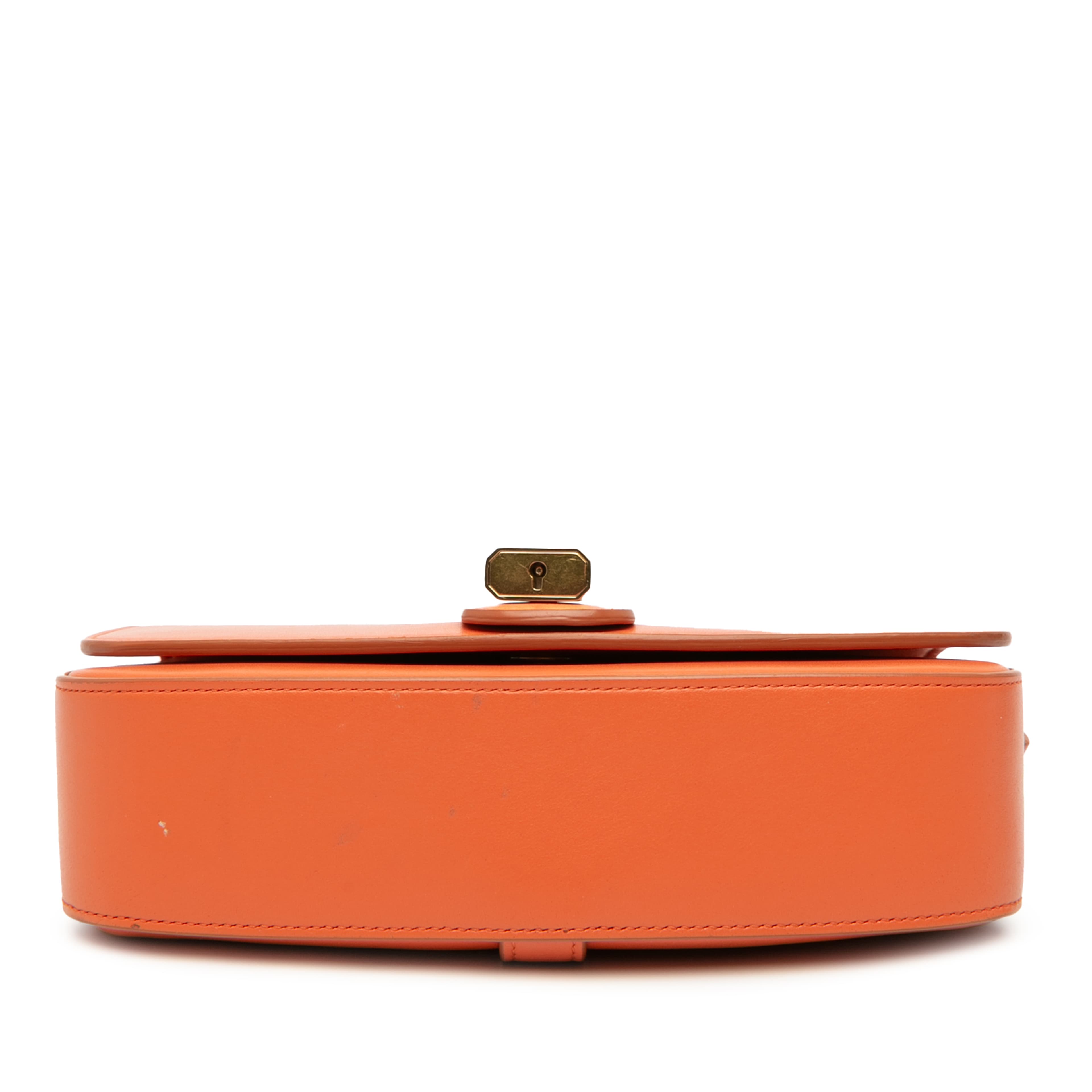 Celine Smooth Calfskin Tabou Clutch On Strap, från Luxclusif, i färgen orange. Klicka för att öppna bilden i stort format