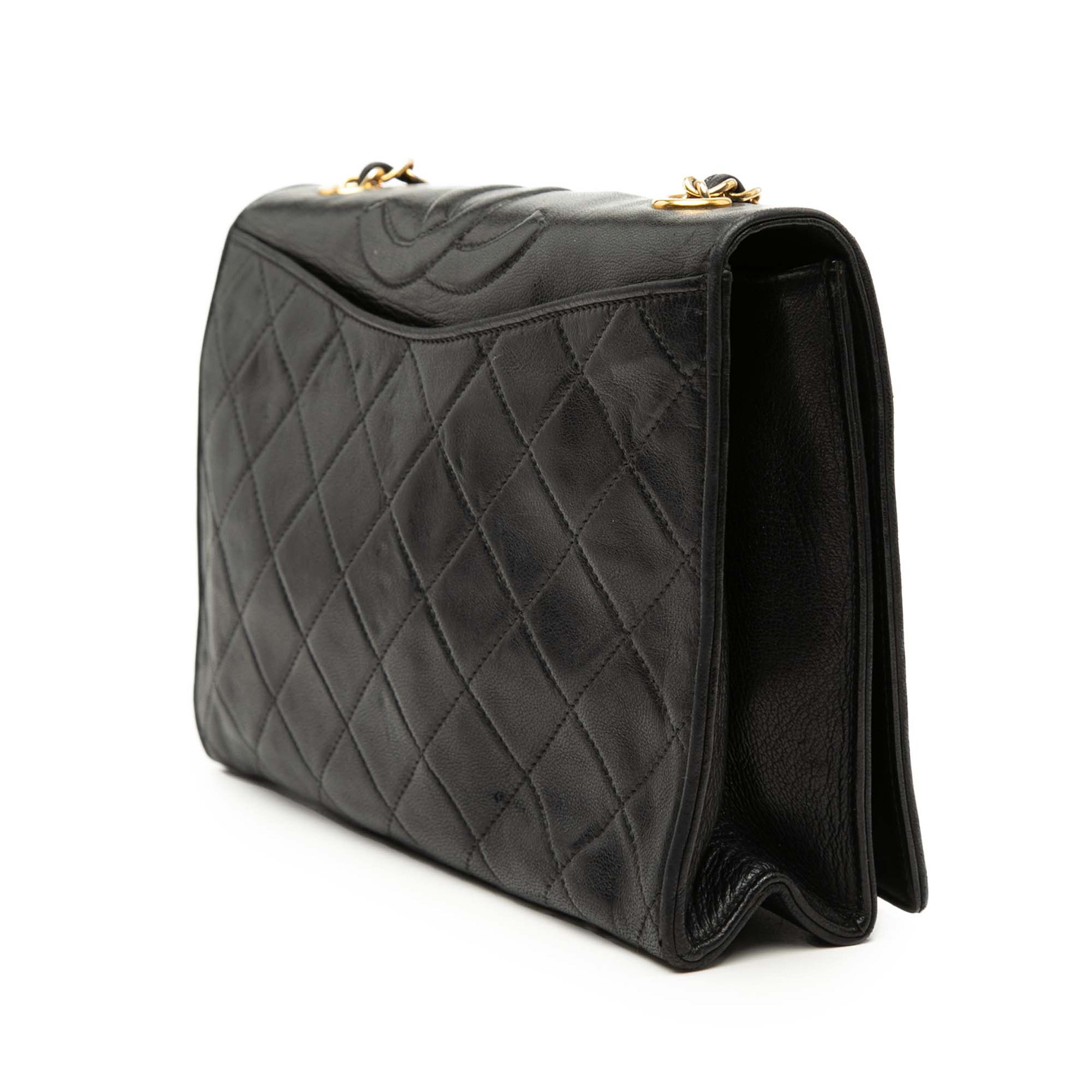 Chanel Cc Quilted Lambskin Full Flap, från Luxclusif, i färgen black. Klicka för att öppna bilden i stort format