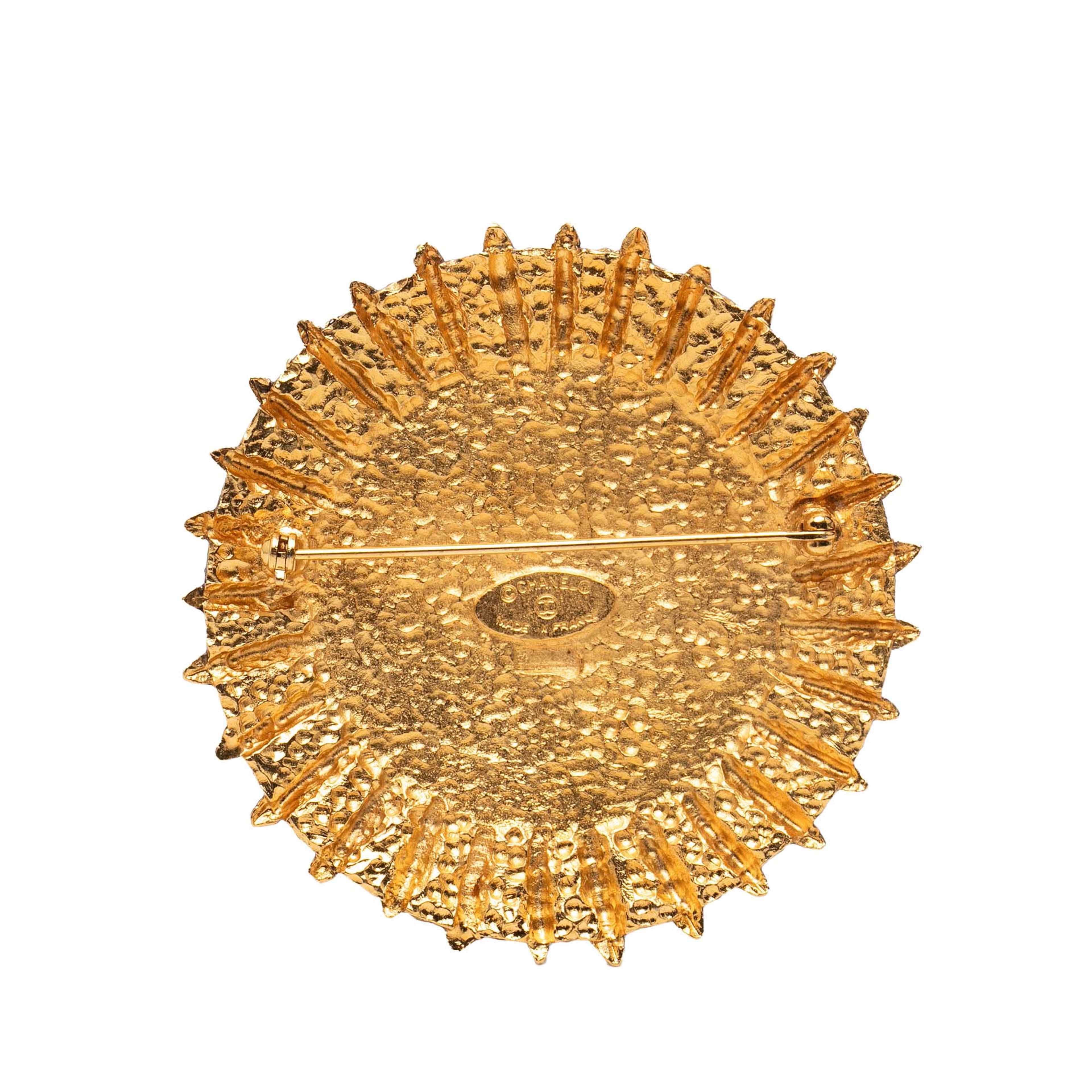 Chanel Gold Plated Coat Of Arms Brooch, från Luxclusif, i färgen gold. Klicka för att öppna bilden i stort format