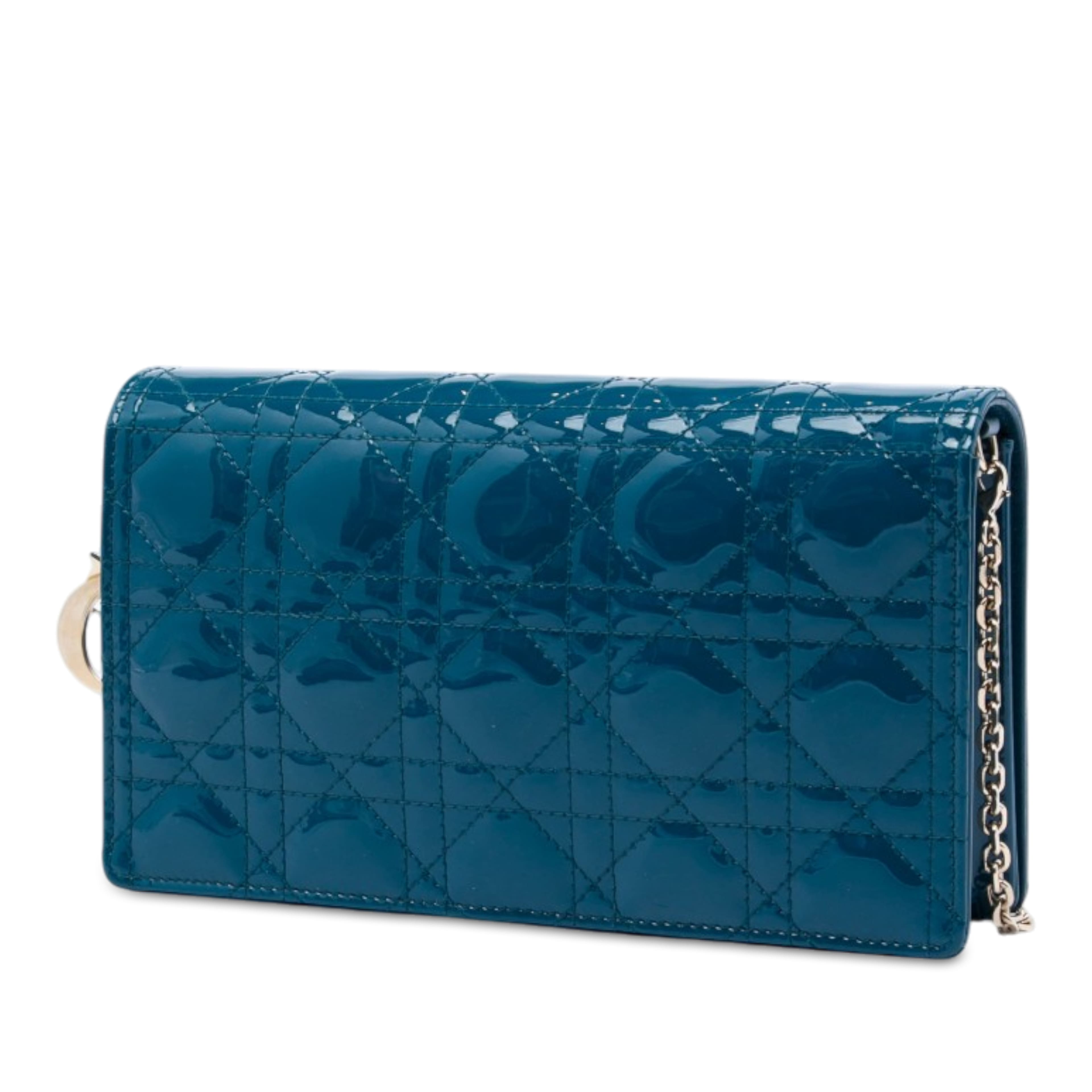 Dior Patent Cannage Lady Dior Wallet On Chain, från Luxclusif, i färgen blå. Klicka för att öppna bilden i stort format