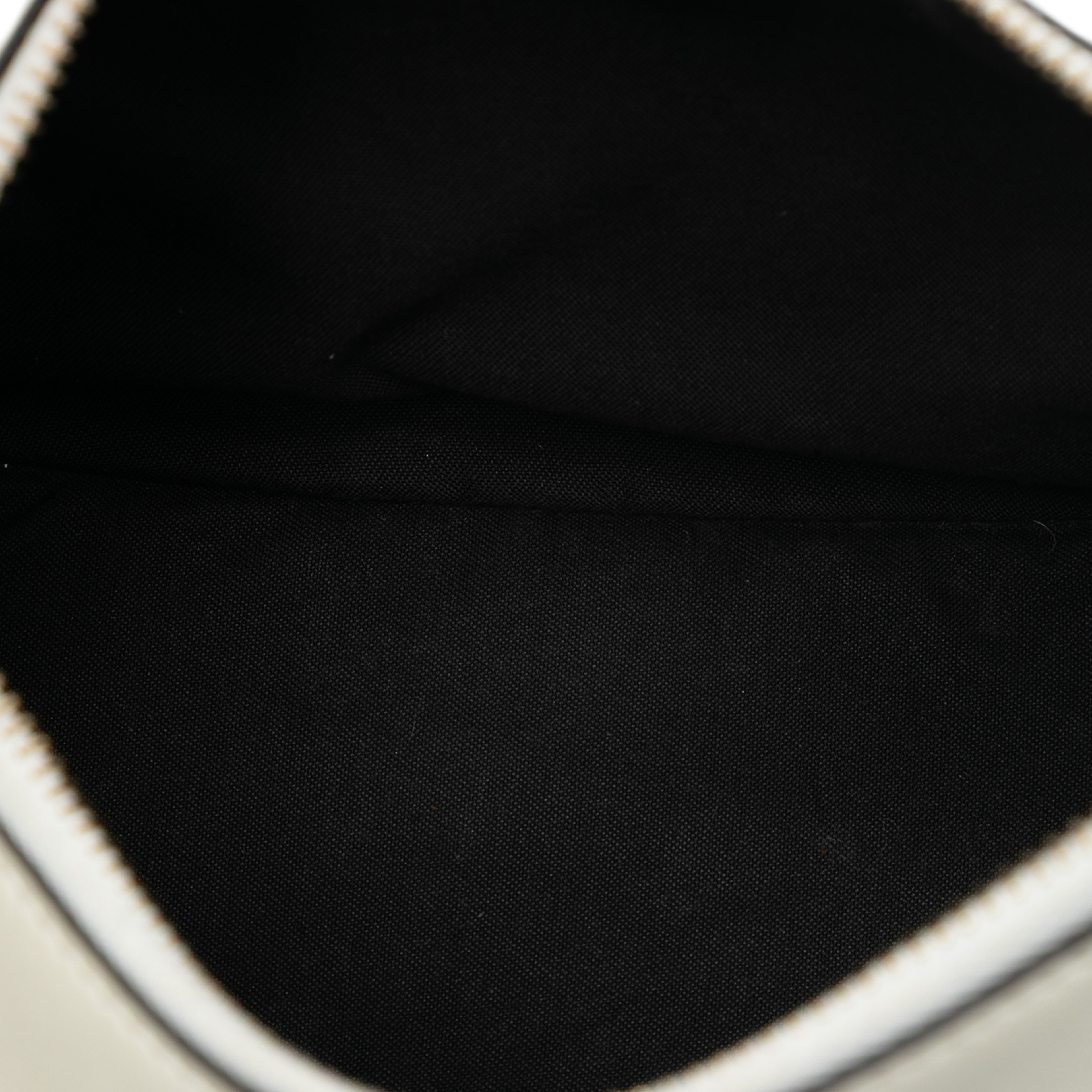 Fendi Small Leather Fendigraphy Hobo, från Luxclusif, i färgen white. Klicka för att öppna bilden i stort format