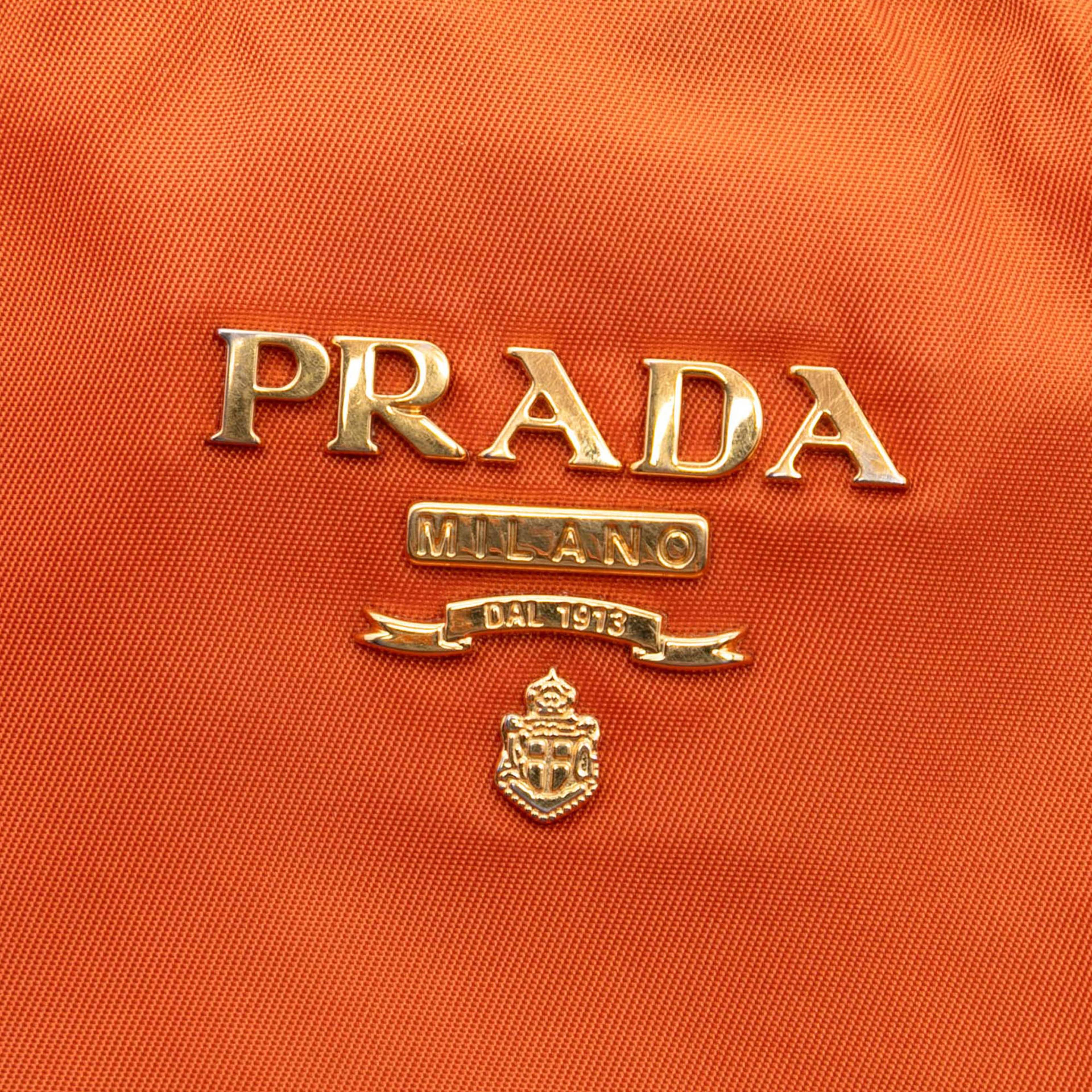 Prada Saffiano Trimmed Tessuto Tote, från Luxclusif, i färgen orange. Klicka för att öppna bilden i stort format
