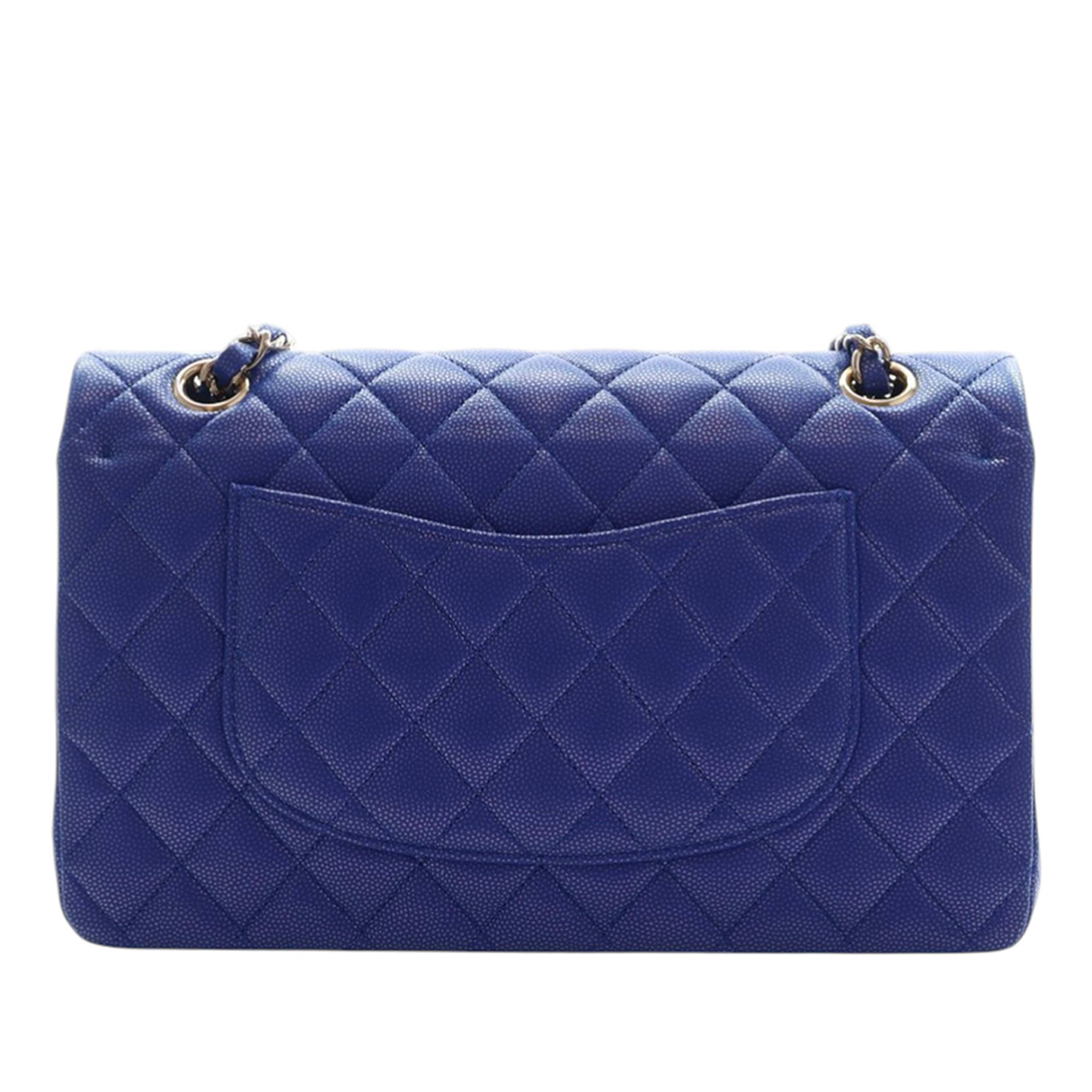 Chanel Medium Classic Iridescent Caviar Double Flap, från Luxclusif, i färgen blue. Klicka för att öppna bilden i stort format