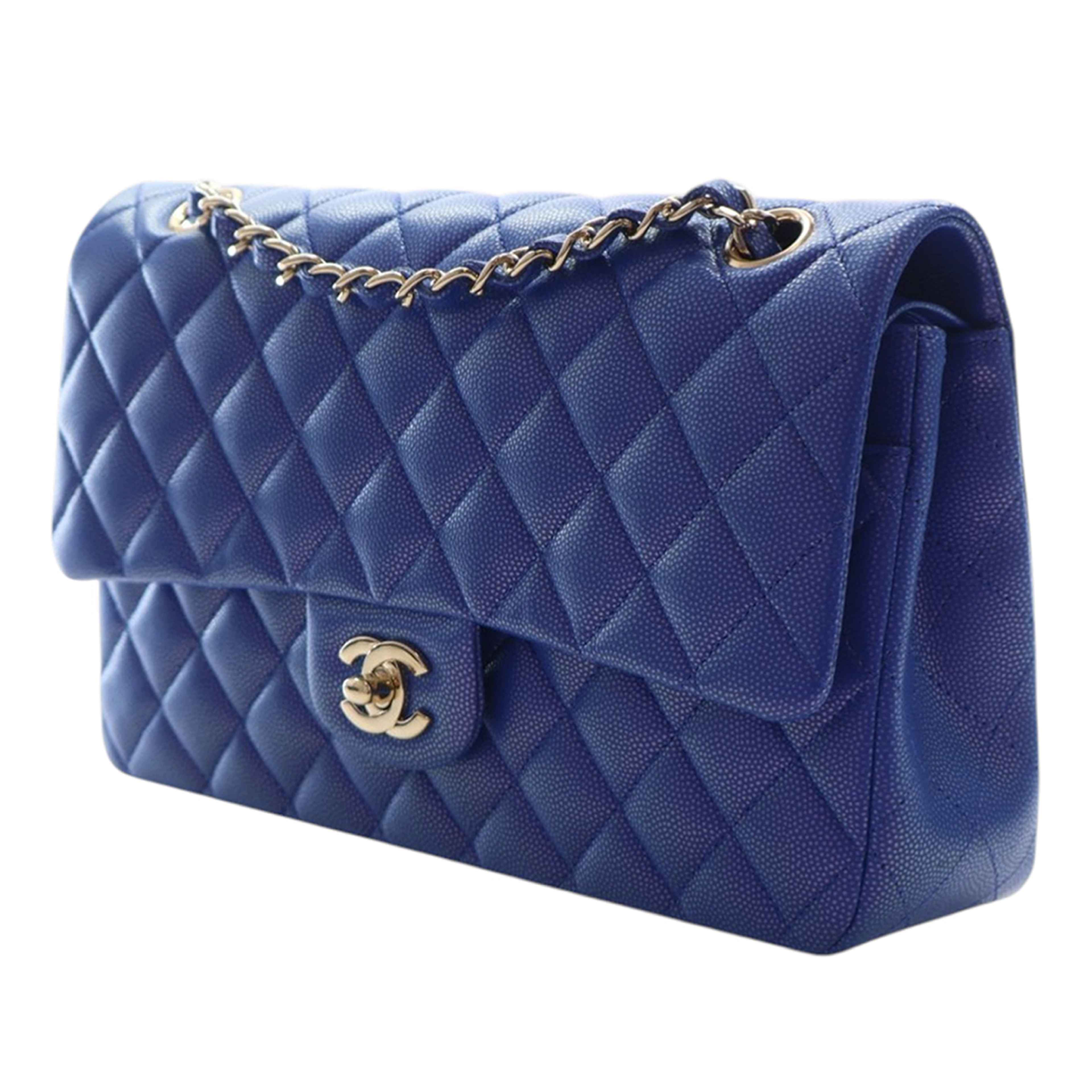 Chanel Medium Classic Iridescent Caviar Double Flap, från Luxclusif, i färgen blue. Klicka för att öppna bilden i stort format