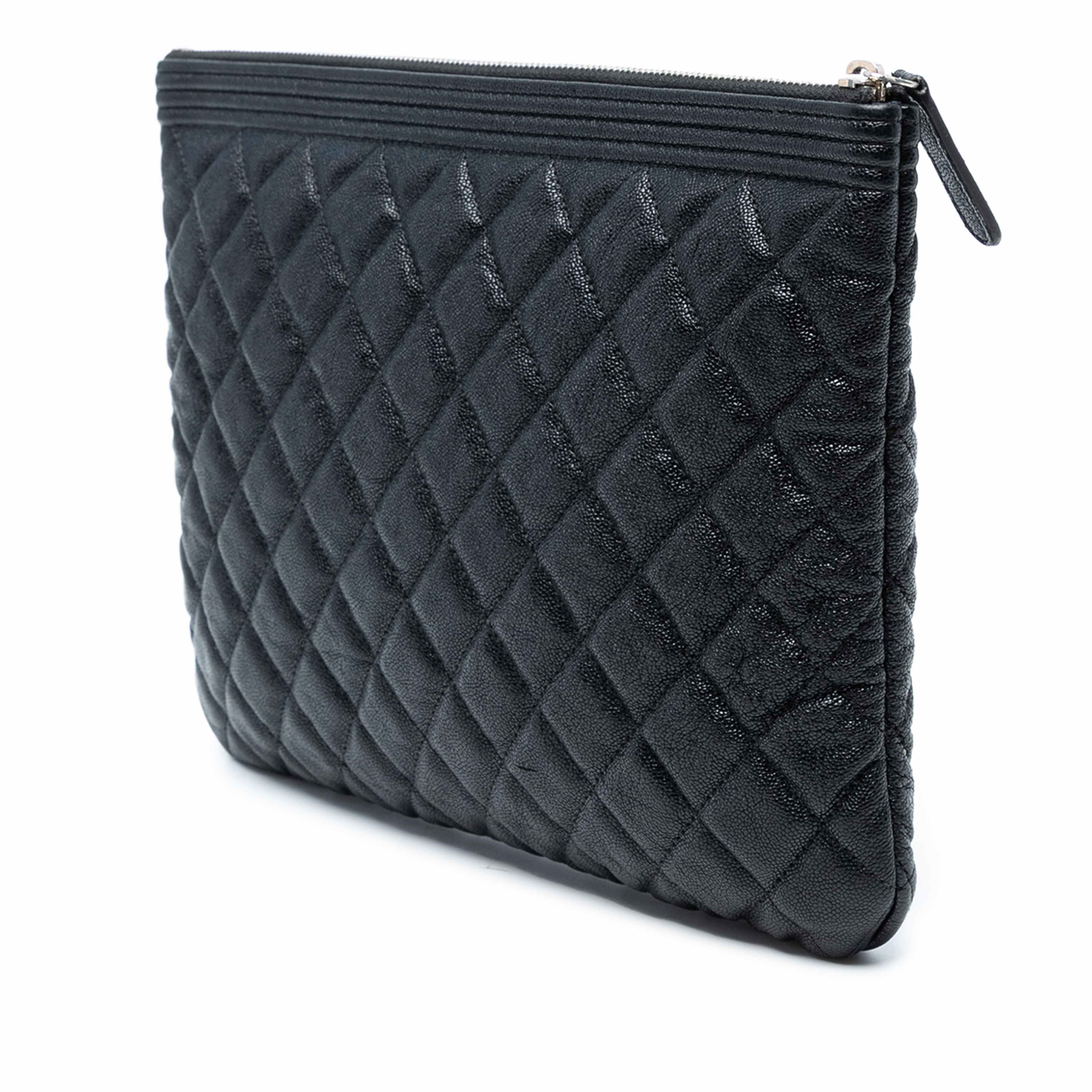 Chanel Medium Quilted Caviar Boy O Case Clutch, från Luxclusif, i färgen black. Klicka för att öppna bilden i stort format