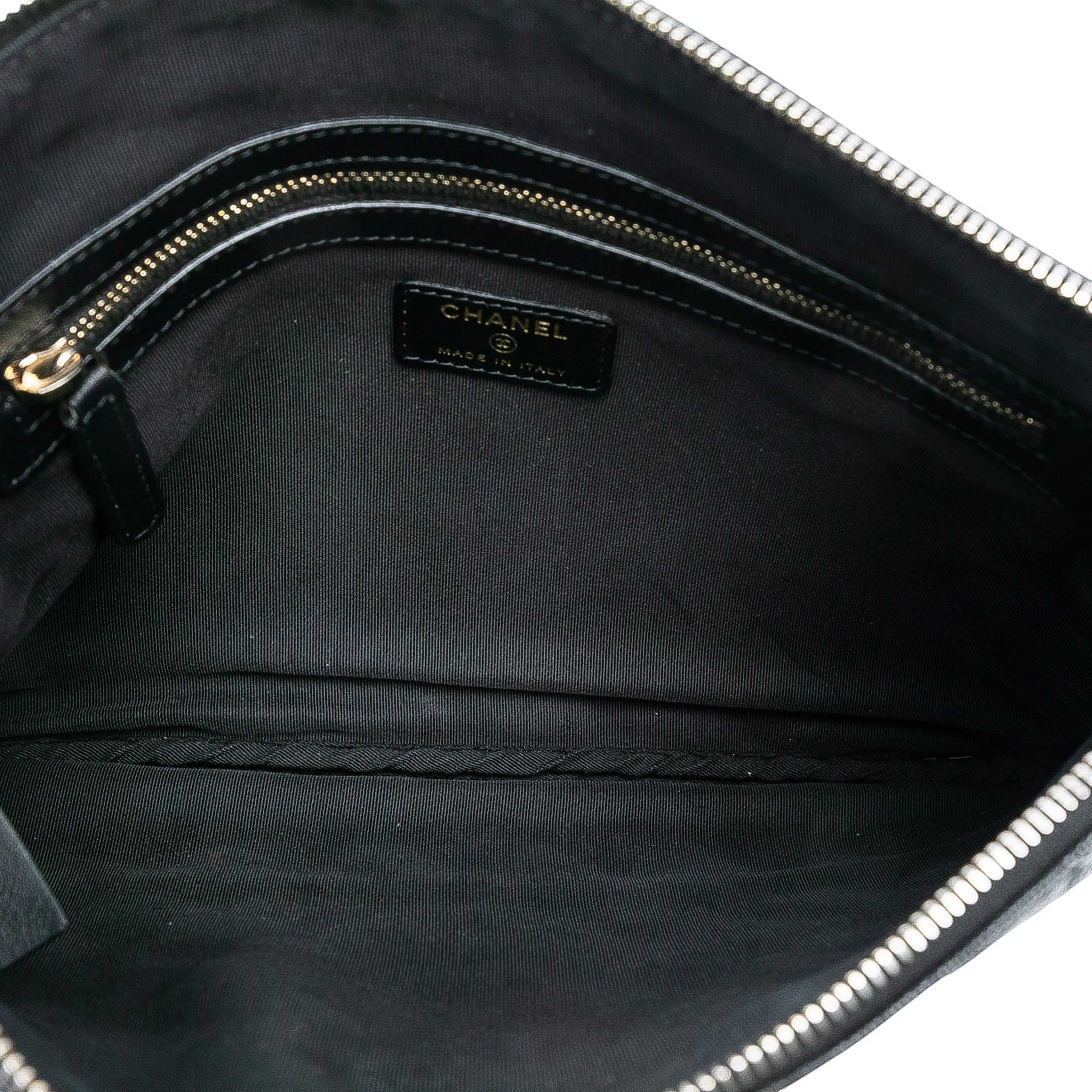 Chanel Medium Quilted Caviar Boy O Case Clutch, från Luxclusif, i färgen black. Klicka för att öppna bilden i stort format