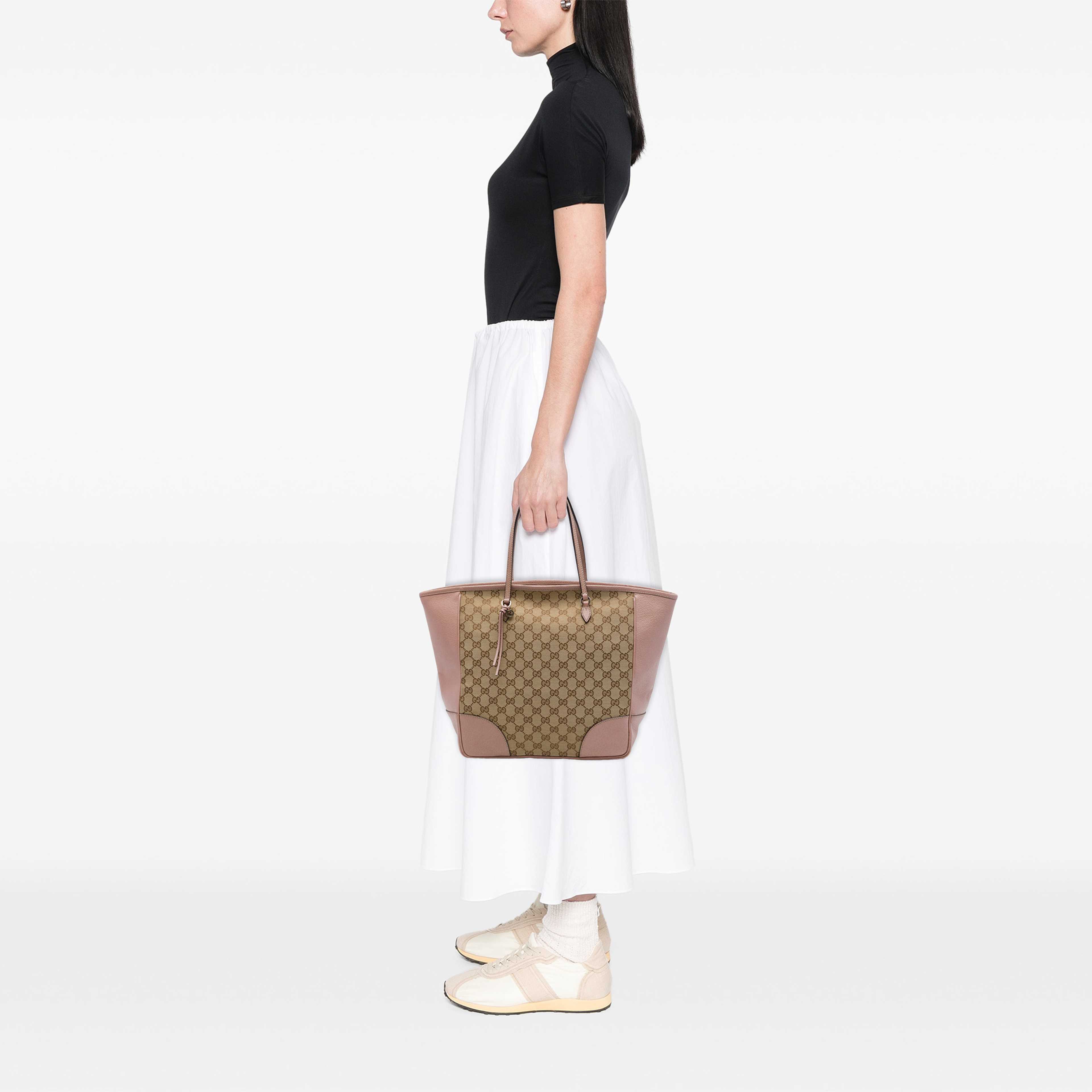 Gucci Gg Canvas And Leather Bree Tote, från Luxclusif, i färgen beige. Klicka för att öppna bilden i stort format