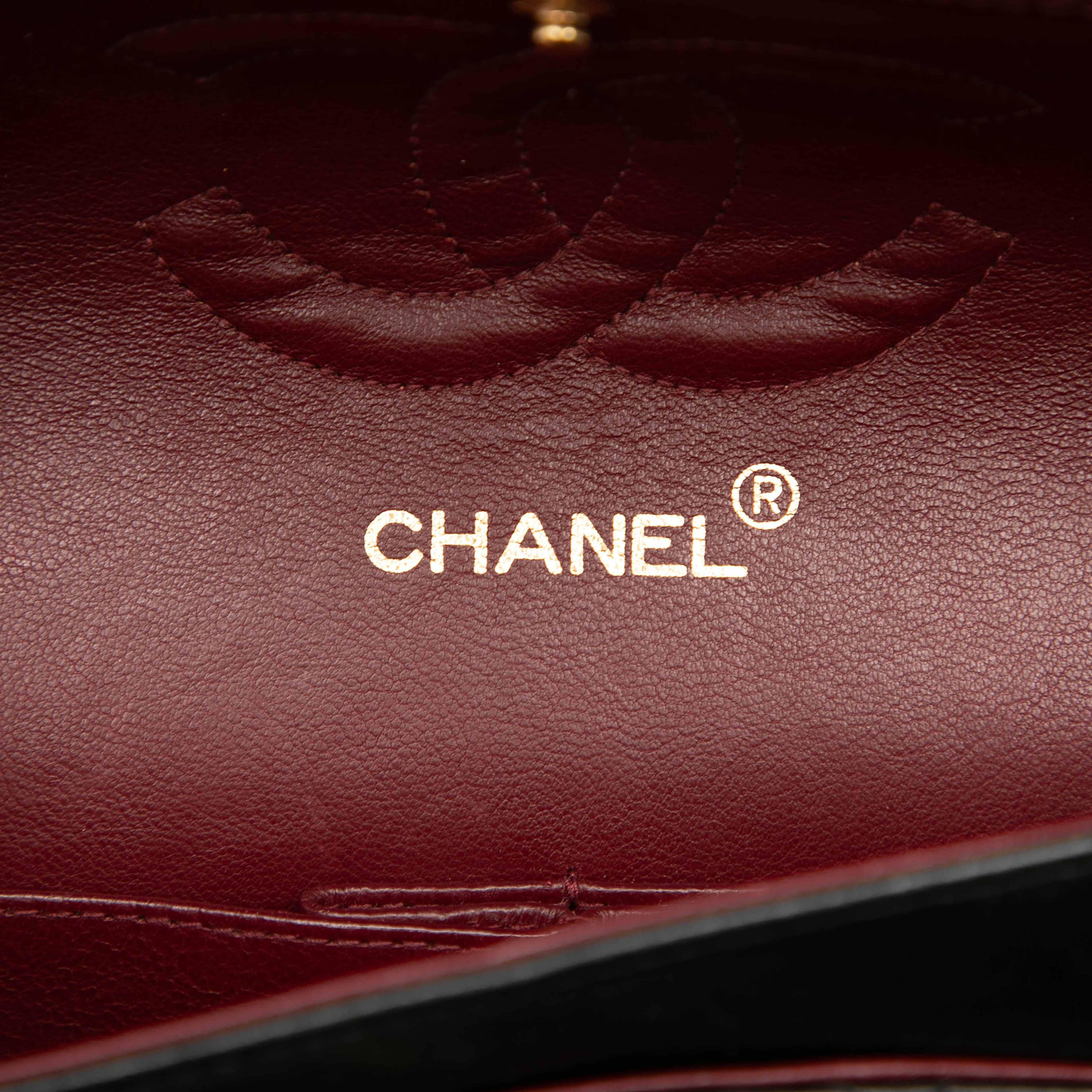 Chanel Medium Classic Lambskin Double Flap, från Luxclusif, i färgen black. Klicka för att öppna bilden i stort format