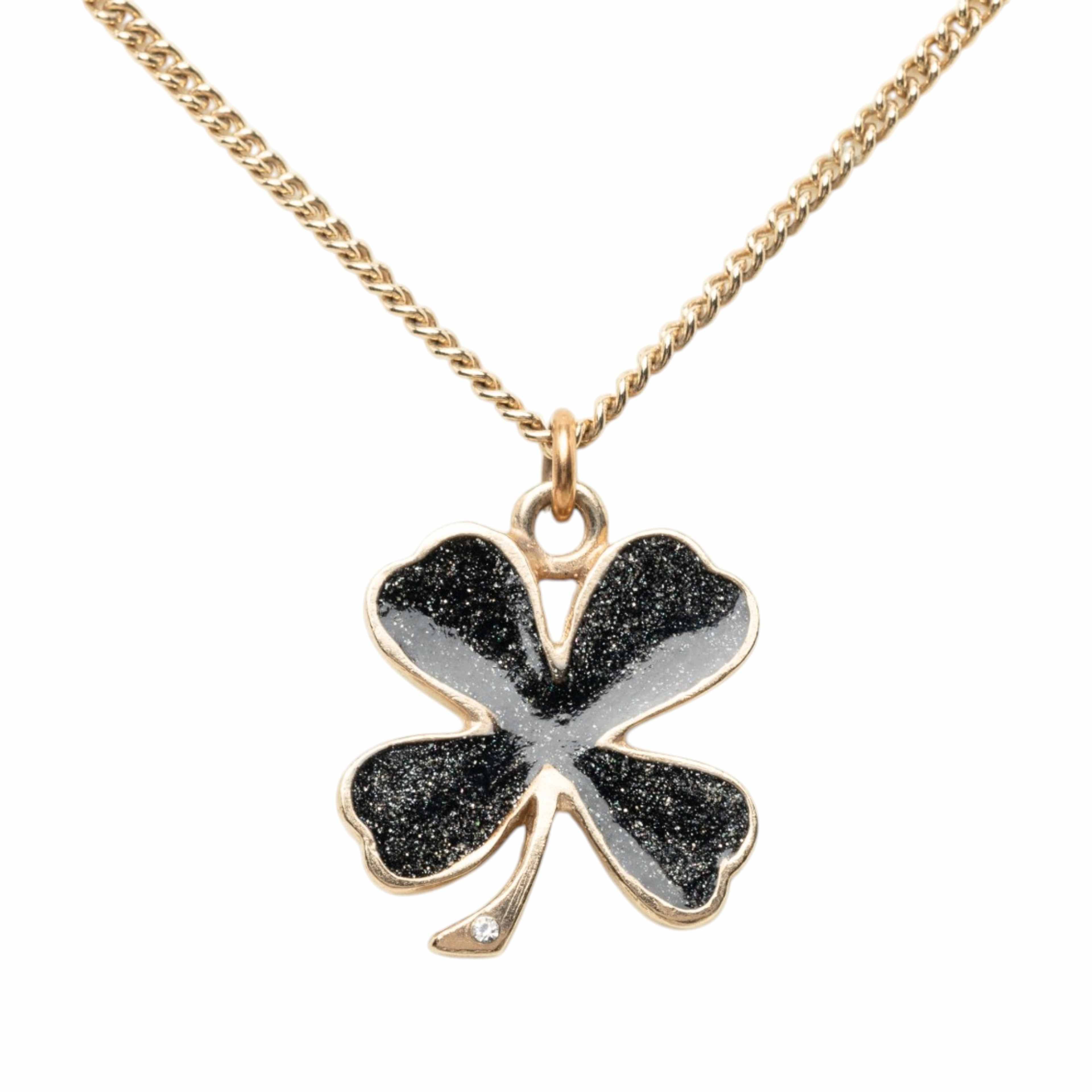 Chanel Cc Gold Plated And Enamel Strass Faux Pearl Clover Pendant Necklace, från Luxclusif, i färgen svart. Klicka för att öppna bilden i stort format