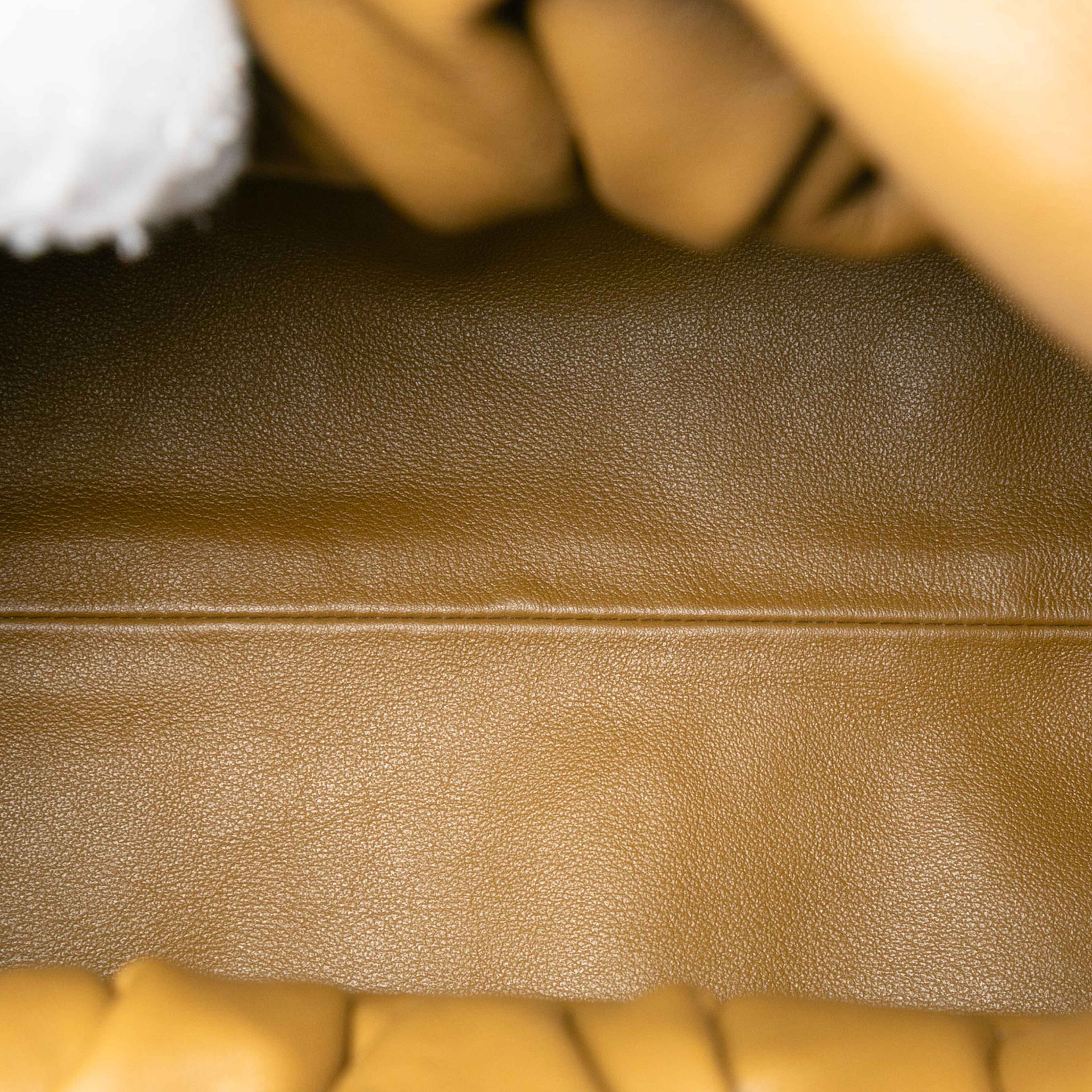 Bottega Veneta Lambskin The Shoulder Pouch, från Luxclusif, i färgen brown. Klicka för att öppna bilden i stort format